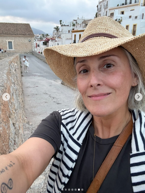 On her lastest selfies, as she mentioned in her post, show her enjoying life while traveling and looking more youthful than ever. | Source: Instagram/rickilake