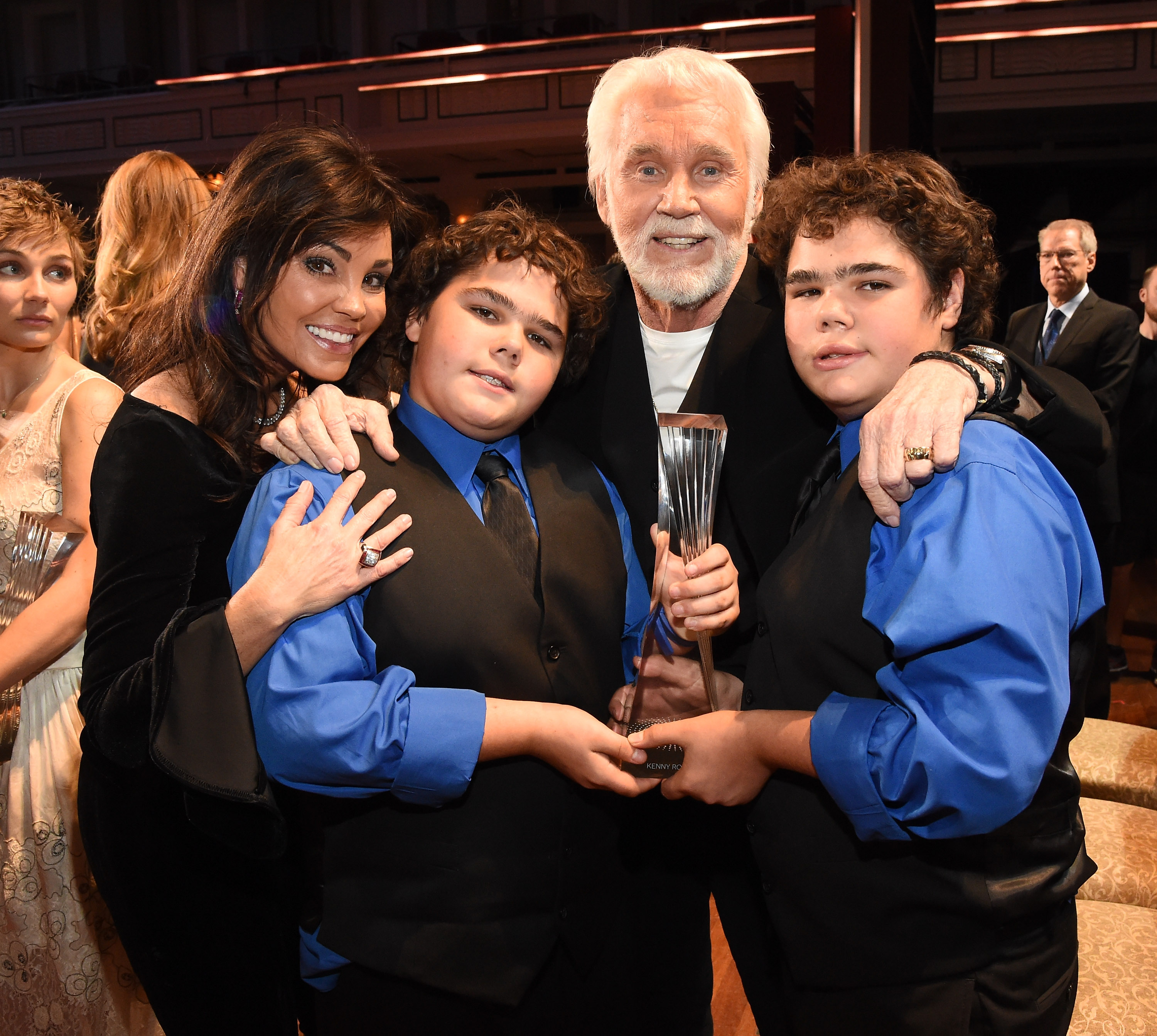 Kenny Rogers proudly gathered Wanda Miller and their twin sons close as the family celebrated another major honor in his legendary career, with Justin and Jordan showing just how much they had grown. | Source: Getty Images