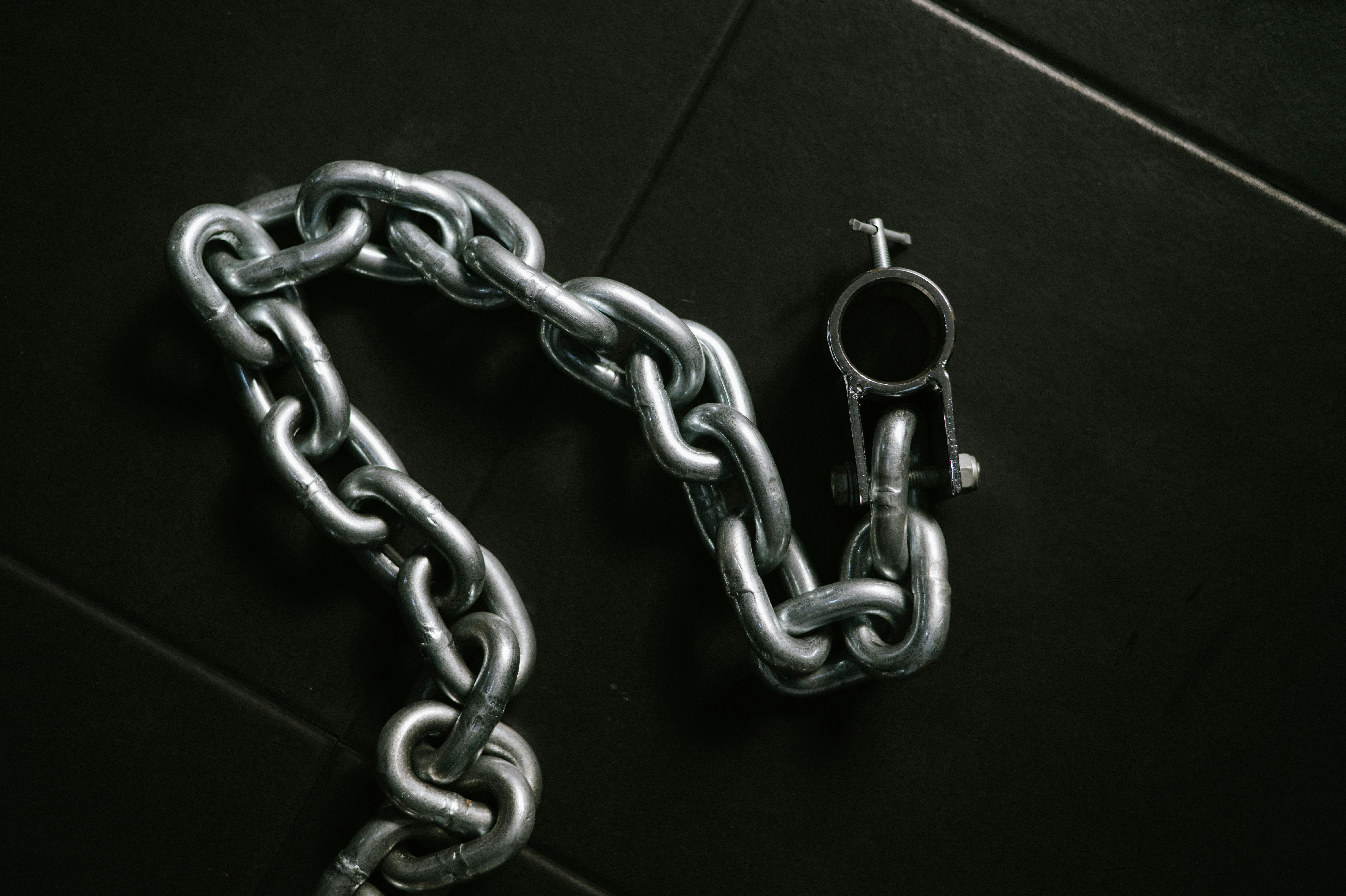 Metal chain used in weight and strength training. | Source: Pexels