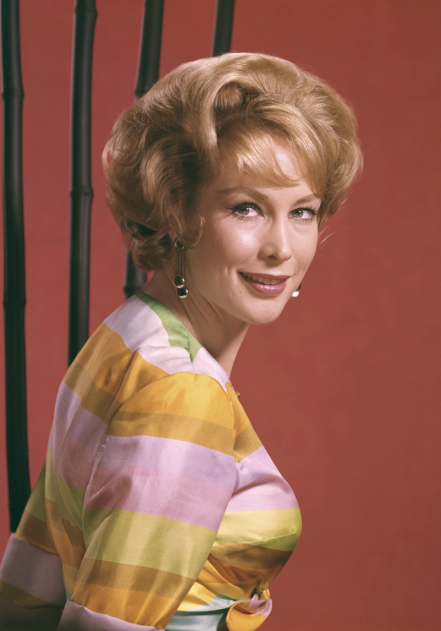 By 1962, Eden was already building a successful Hollywood career through film roles, years before audiences knew her as Jeannie. Looking back at images like this, many fans focus on her youthful facial features because they became the benchmark against which later photographs — and cosmetic surgery rumors — would eventually be compared. | Source: Getty Images