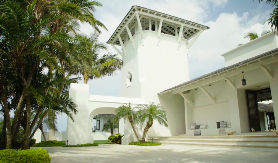 Architect Bobby McAlpine envisioned a retreat that embraced the freedom of island living. The separate pavilions allow different areas of the house to function independently while remaining connected. | Source: YouTube/Architectural Digest