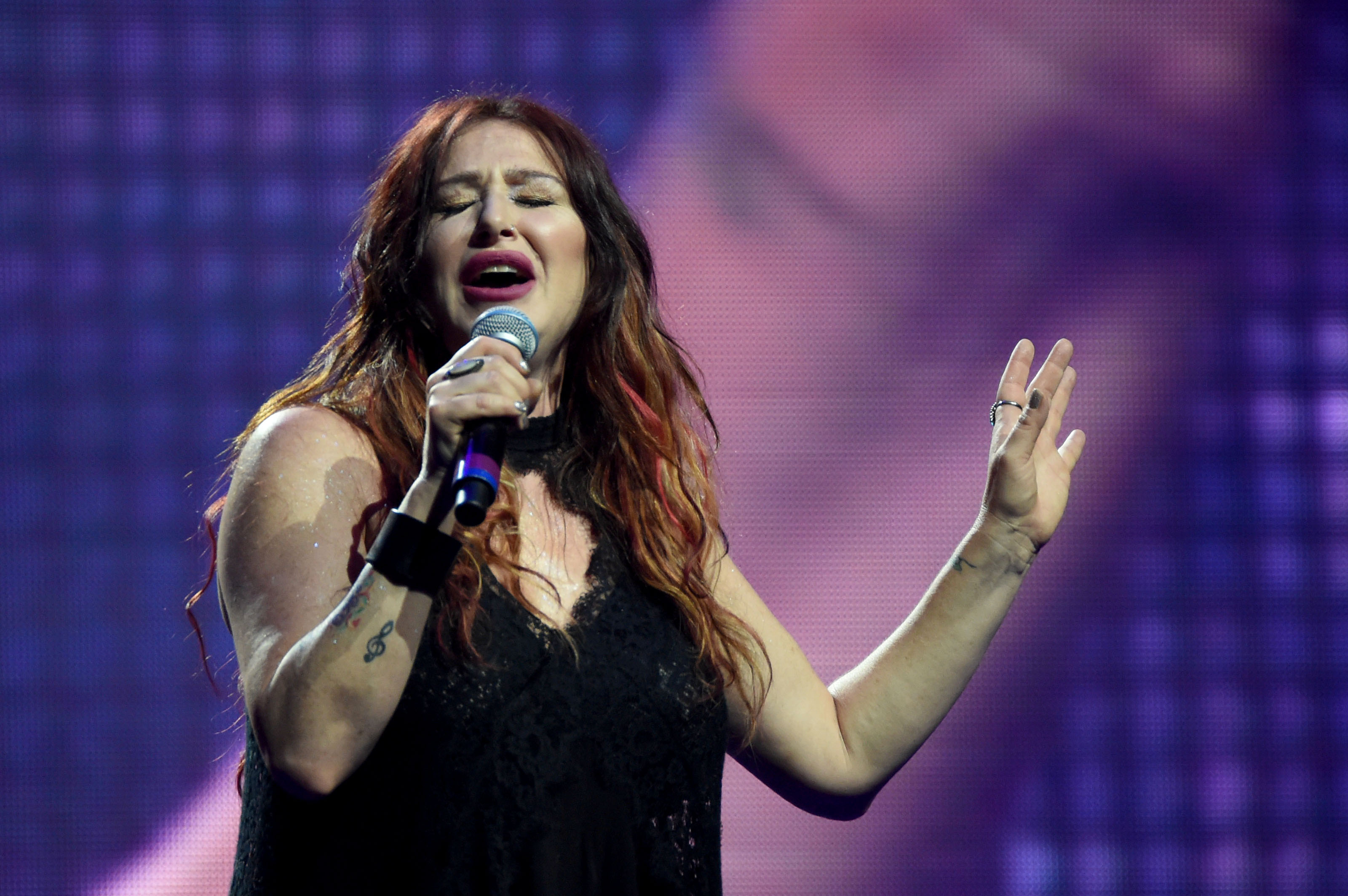 Tiffany’s New York theater chapter places her signature song inside an intimate Off-Broadway setting, far from the arenas she reached after her mall-tour breakthrough. | Source: Getty Images