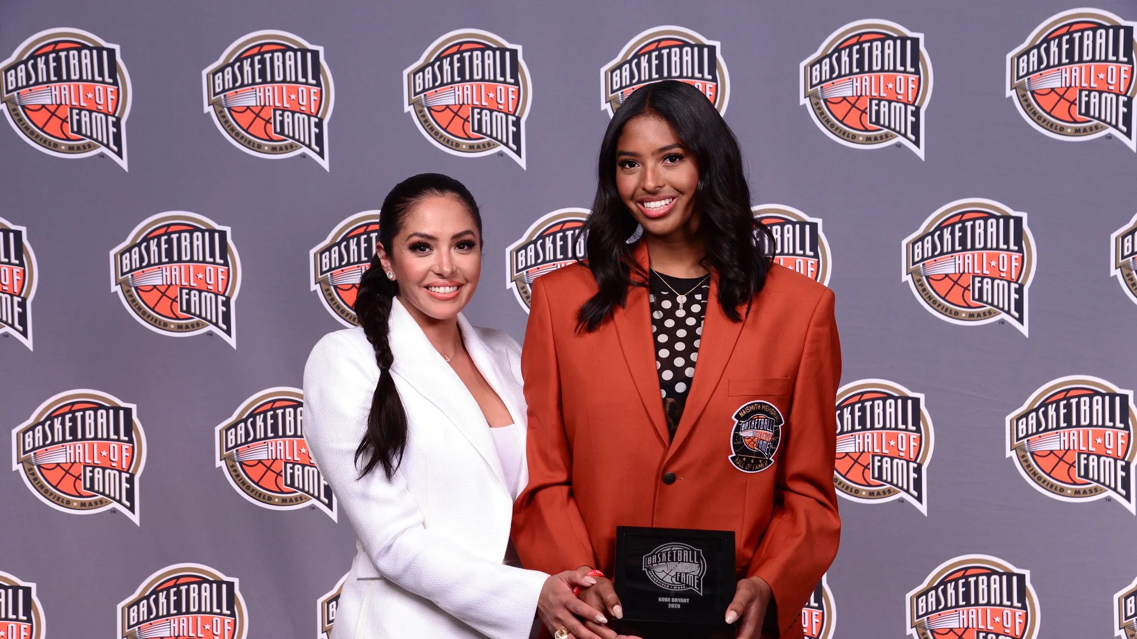 While Natalia preferred volleyball, her younger sister Gianna loved basketball and dreamed of following their father's path into the WNBA. | Source: Getty Images