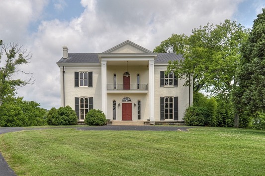 The historic Franklin estate featured a residence dating back to 1800. Its former connection to Hank Williams gave the property a particularly notable place in country music history. | Source: Instagram/oldhouseaddicts
