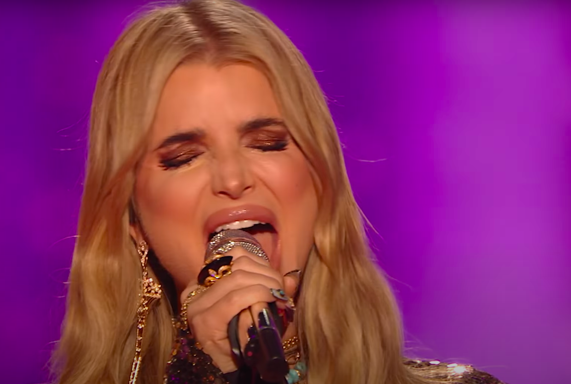 Jessica Simpson singing passionately. | Source: YouTube/American Idol