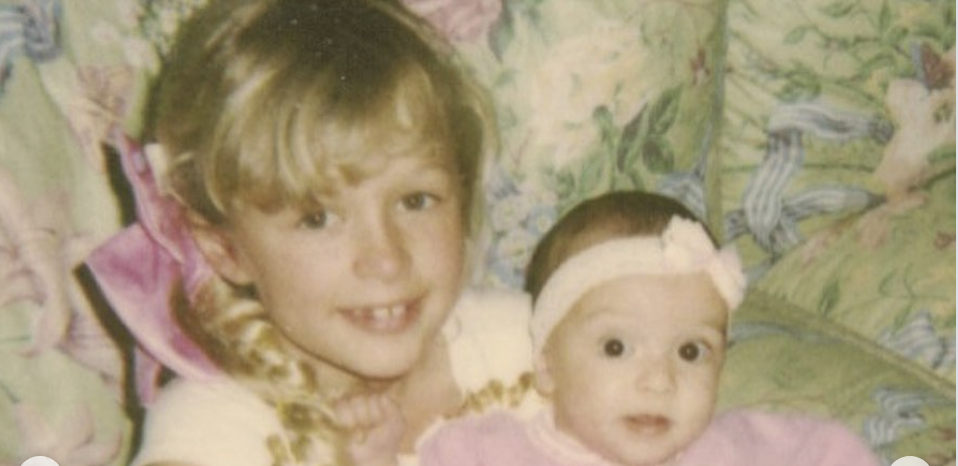 The fashion influencer with her younger sibling | Source: Instagram/parishilton