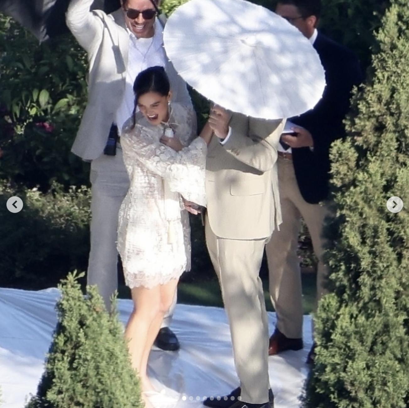 The couple shares a lighthearted moment as Josh Allen shades Hailee Steinfeld with a parasol | Source: Instagram/deuxmoi