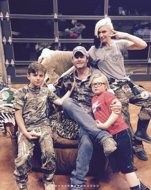 Kingston Rossdale posing with Zuma Rossdale, Gwen Stefani, and Blake Shelton | Source: Instagram/gwenstefani