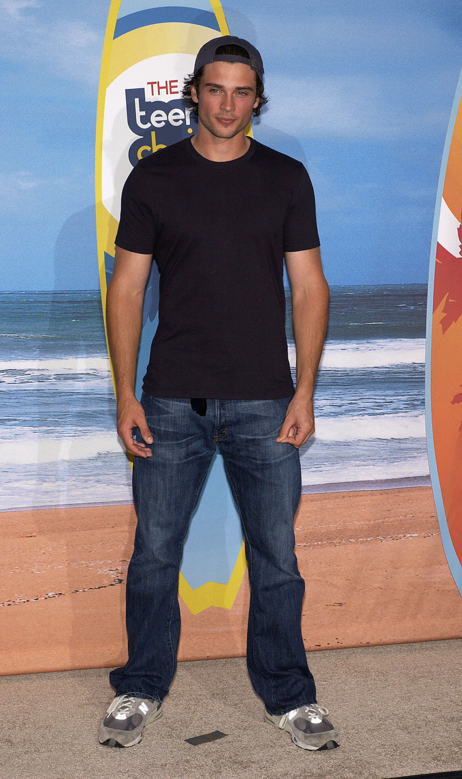 Tom Welling poses backstage at The Teen Choice Awards on August 8, 2004, in Universal City, California | Source: Getty Images