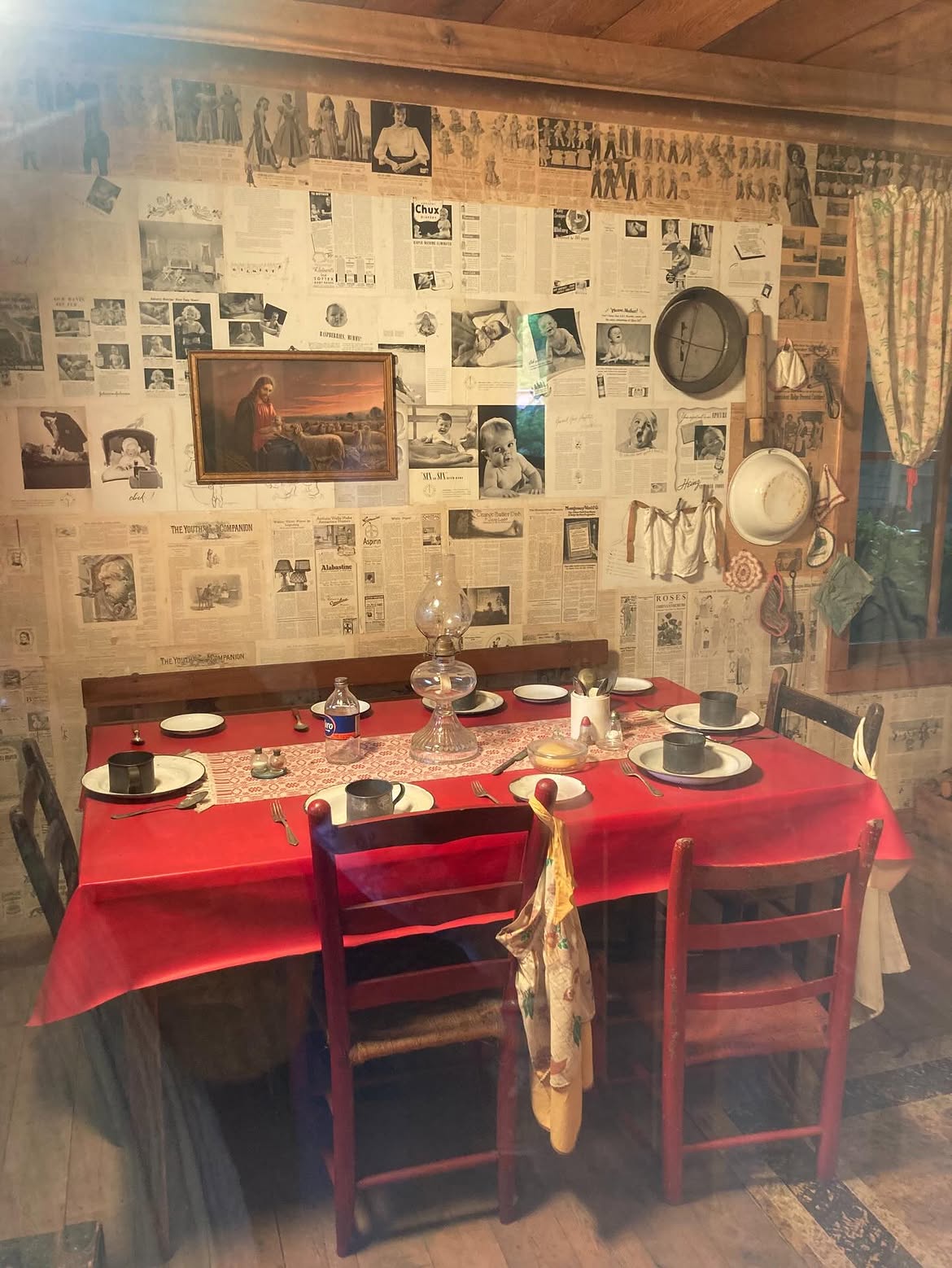 Feeding a family with 12 children meant making extraordinary use of an ordinary amount of space. The replica was created to give Dollywood visitors a glimpse of the practical, close-quarters home life Parton remembered from her youth. | Source: Instagram/historylizzie