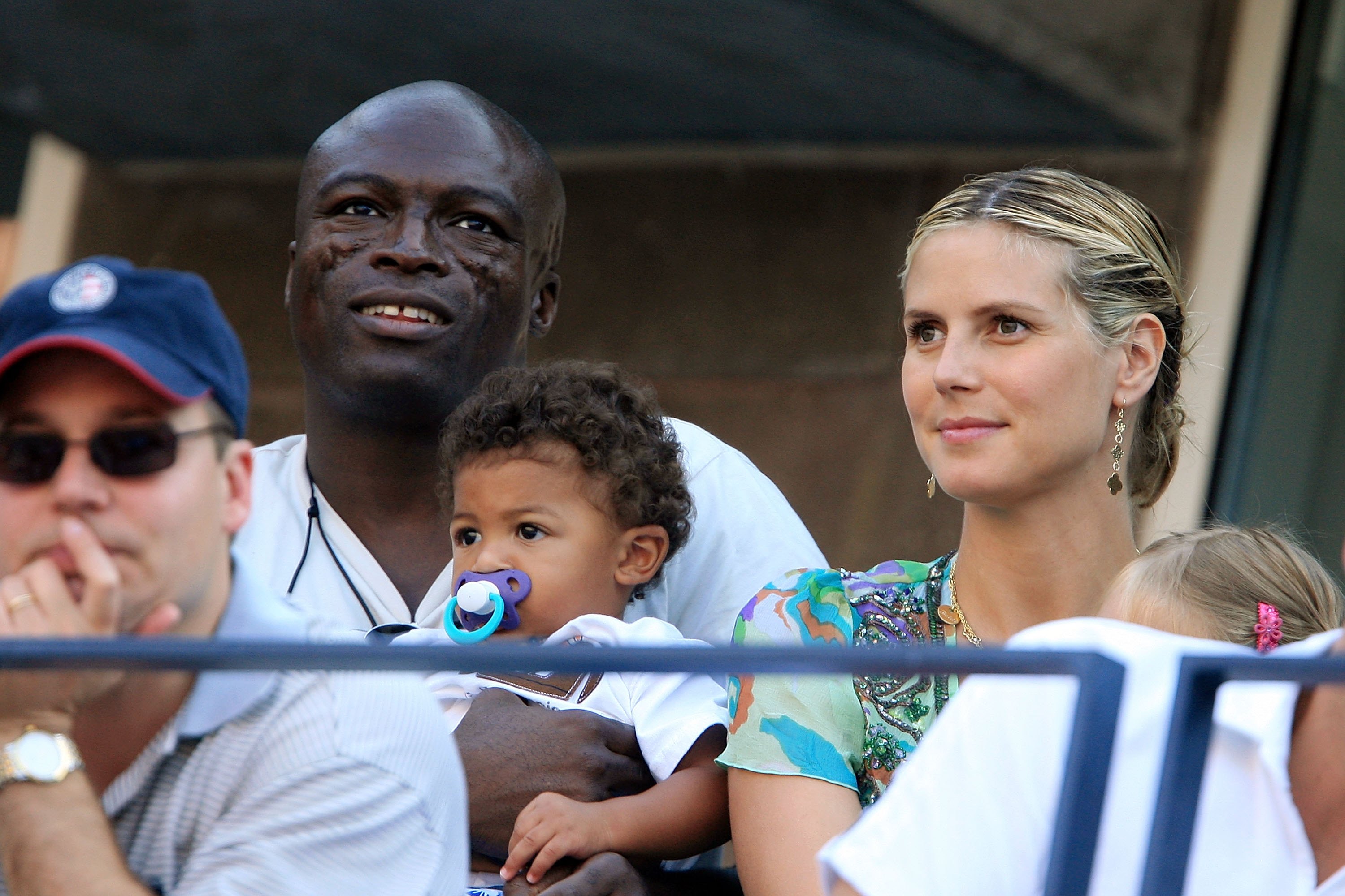 Seal, Heidi Klum, and Henry watch Amelie Mauresmo play Maria Sharapova at the U.S. Open on September 8, 2006, in New York City | Source: Getty Images