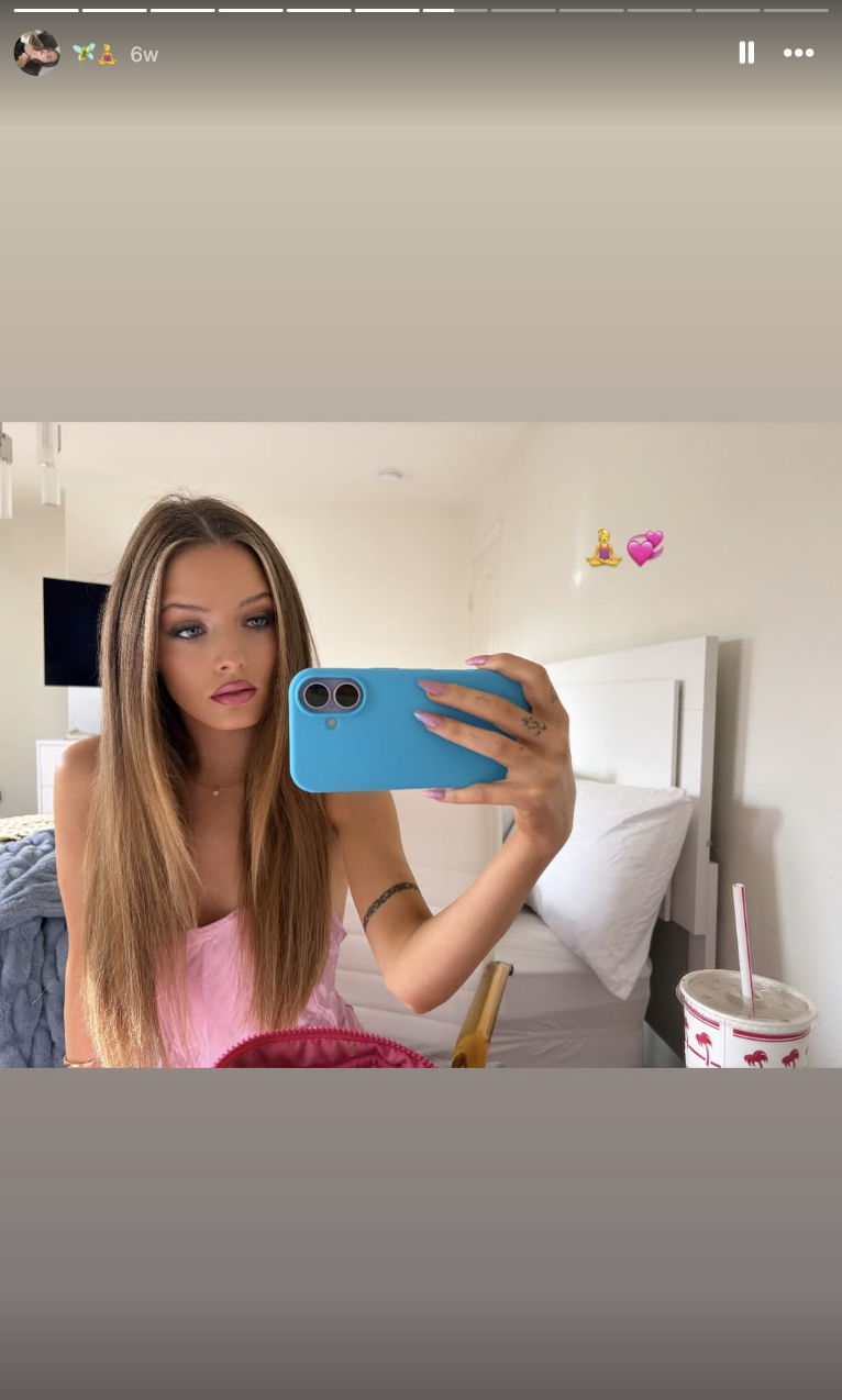 Harper Lockwood takes a mirror selfie while seated in her bedroom, holding a bright turquoise phone case and wearing a light pink camisole with her sleek, highlighted hair falling past her shoulders. | Source: Instagram/harper.lockwoodd