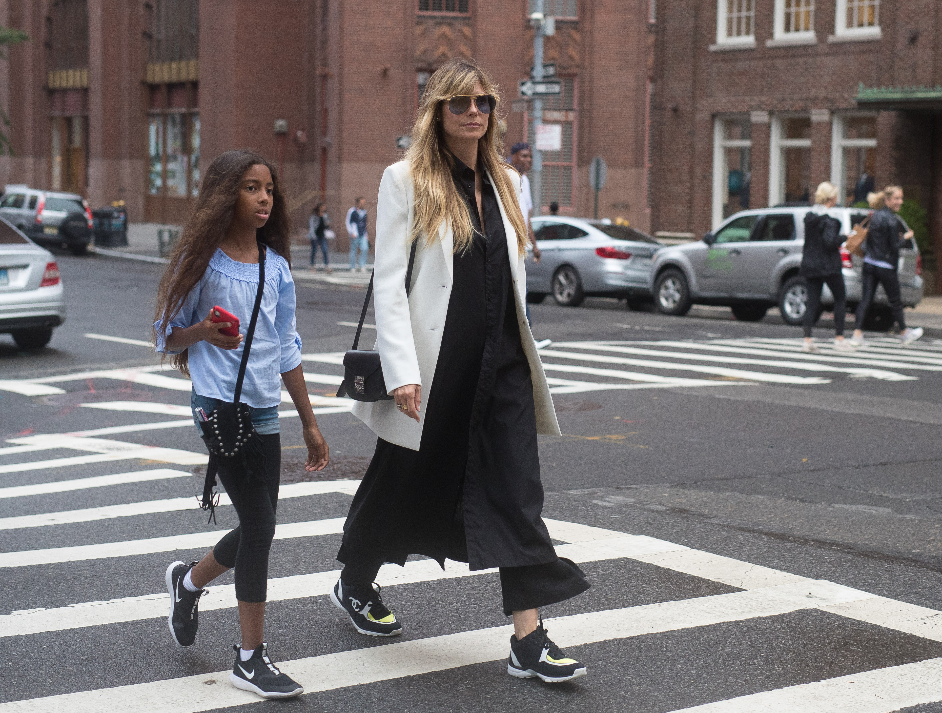 An earlier mother-daughter outing showed Lou still young enough to walk closely beside Heidi through New York, years before she would arrive at Paris Fashion Week with a style and public voice of her own.