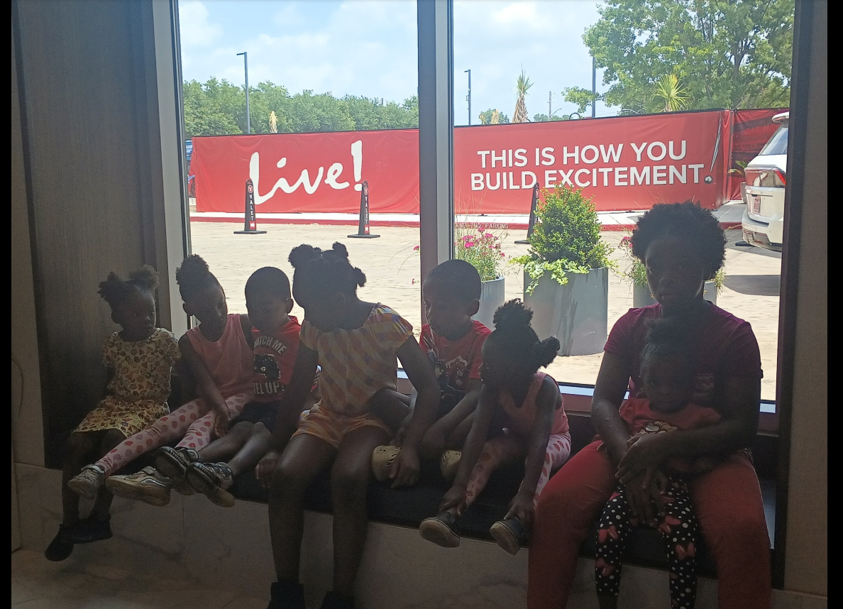 A candid moment of Shamar Elkins’s children shows them lined up along a window ledge, their silhouettes softened by bright daylight streaming in behind them. | Source: Facebook/Shaneiqua Elkins