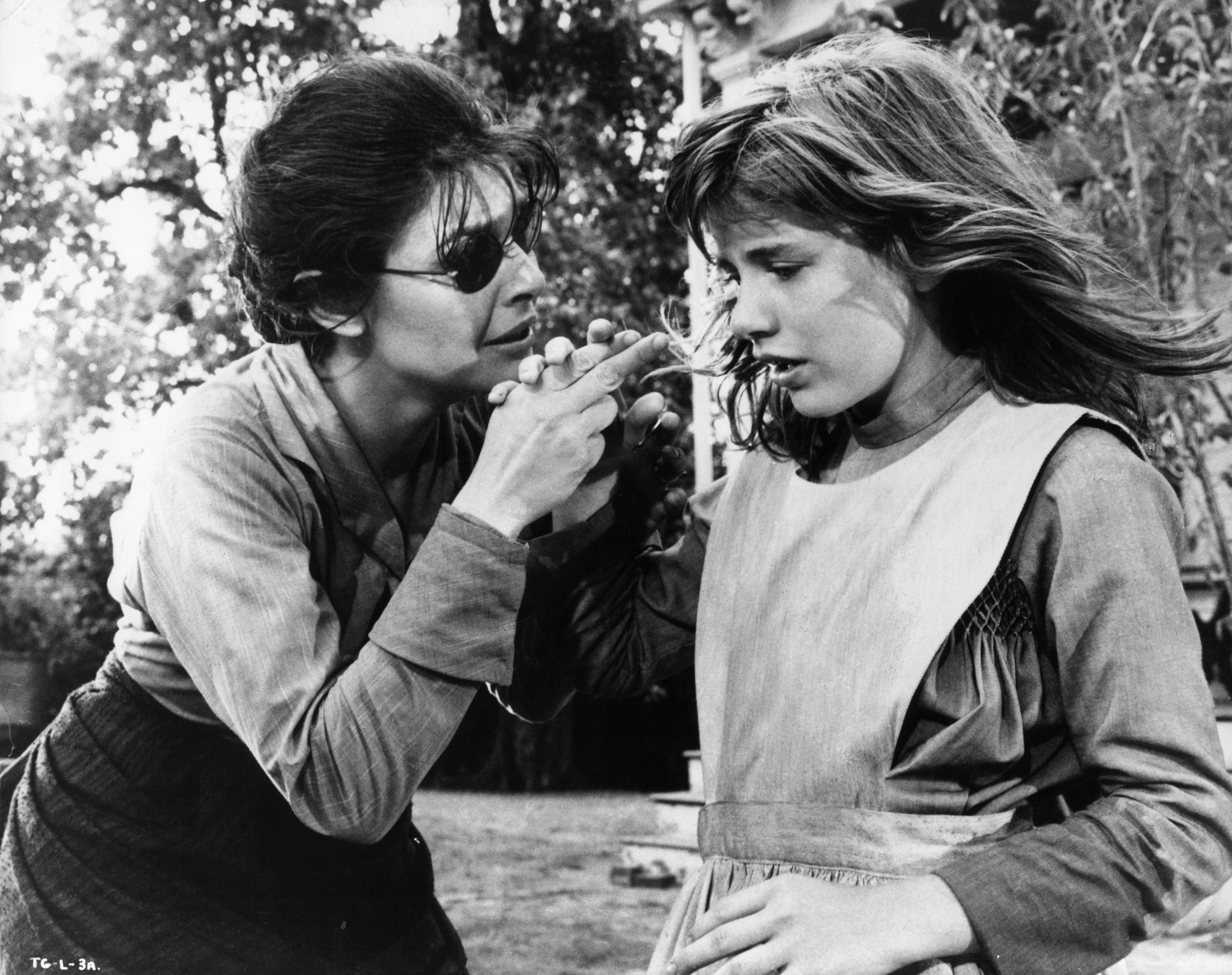 Anne Bancroft and the child actress in a scene from the film "The Miracle Worker," circa 1962. | Source: Getty Images