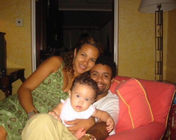 Shaggy sits with his wife and their young child in a family photo | Source: Instagram/direalshaggy