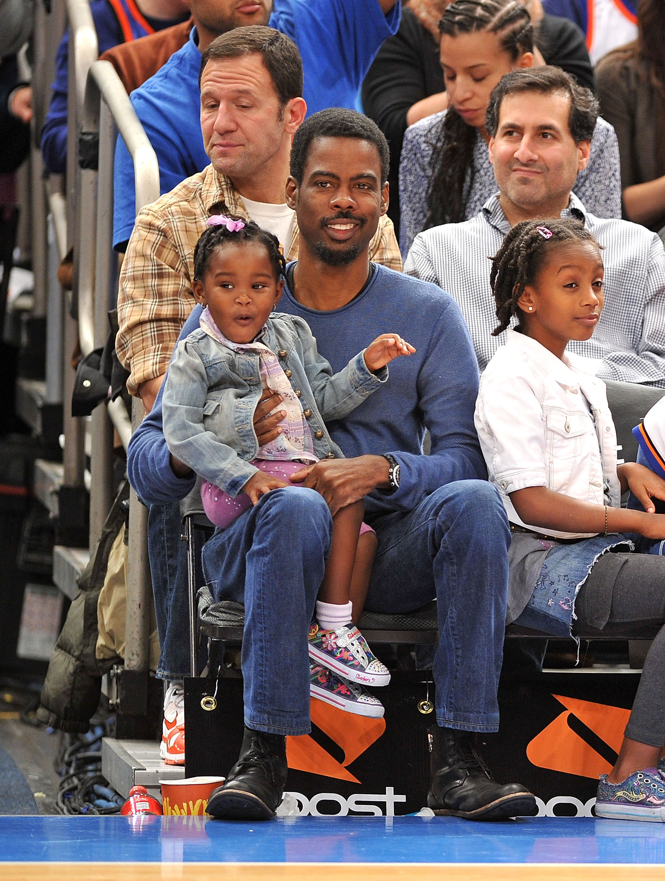 The comedian and daughters attend the Philadelphia 76ers vs NY Knicks Game on November 7, 2010 | Source: Getty Images
