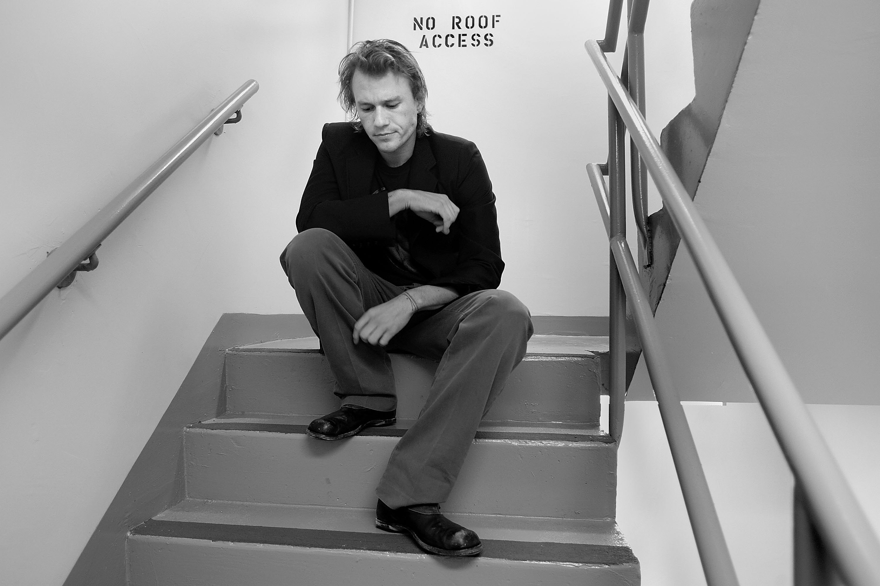 Heath Ledger is seen sitting on a staircase during a photoshoot on September 8, 2006, in Toronto, Canada | Source: Getty Images