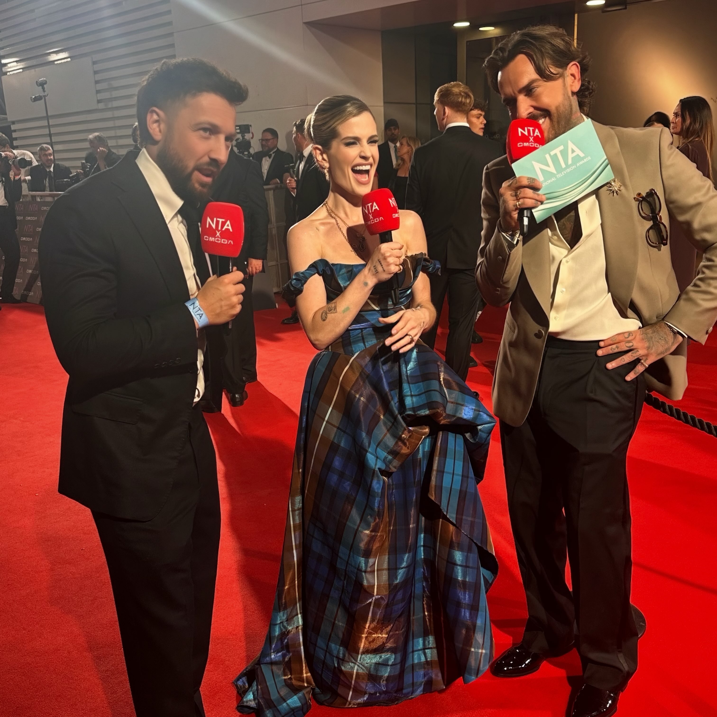 A closer look at Kelly speaking with carpet reporters, showing off her layered gold cross necklaces and shimmering green-blue eye shadow. | Source: Instagram/kellyosbourne