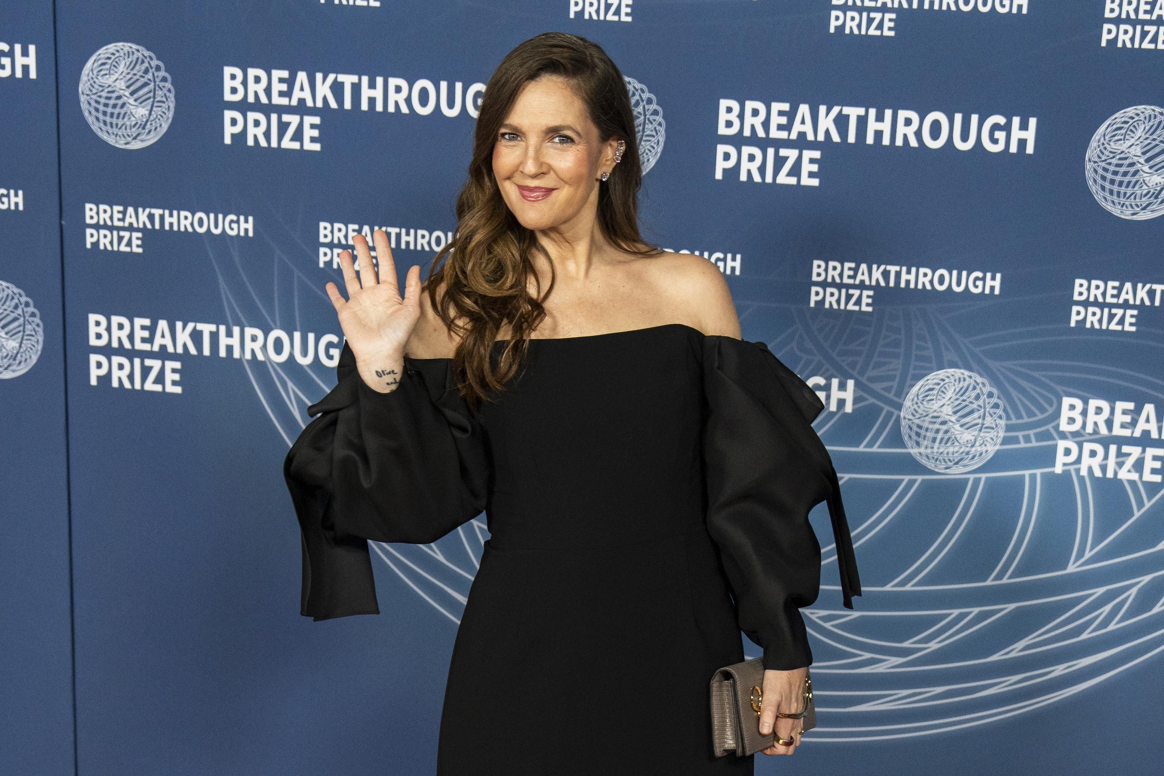 Drew Barrymore shows of her slim figure at the Breakthrough Prize Ceremony at Barker Hangar on April 5, 2025 in Santa Monica, California.