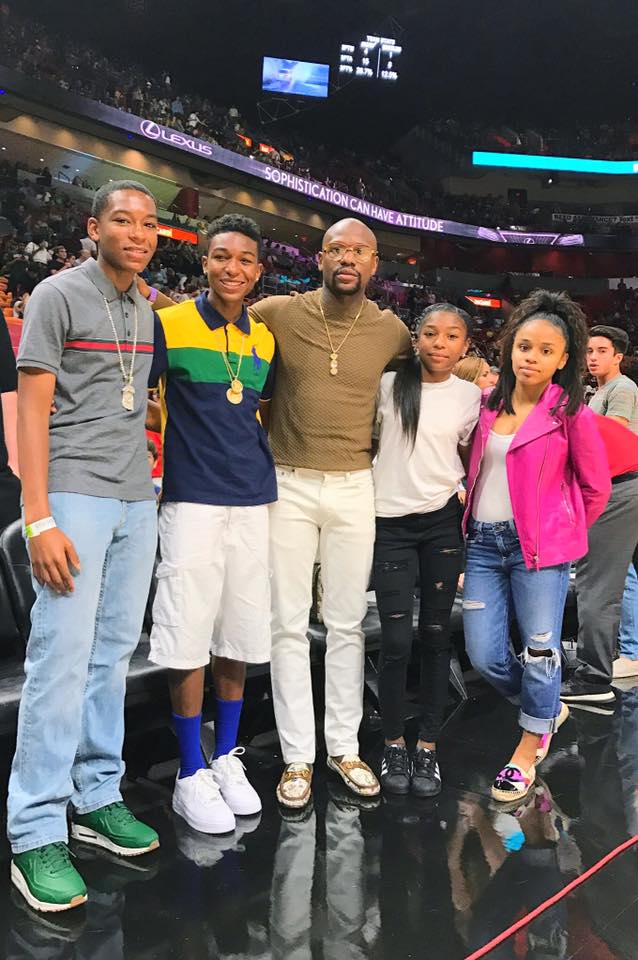 Floyd Mayweather, Jr. poses with his children in a post dated November 27, 2026 | Source: Facebook/floydmayweather