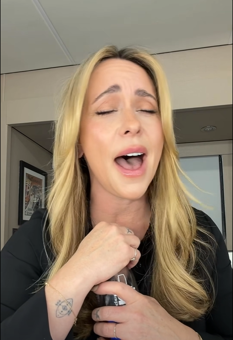 Jennifer Love Hewitt sings in a moment from her Facebook video. In 2024, she made her views known about the hurtful side of online criticism. | Source: Facebook/Jennifer Love Hewitt