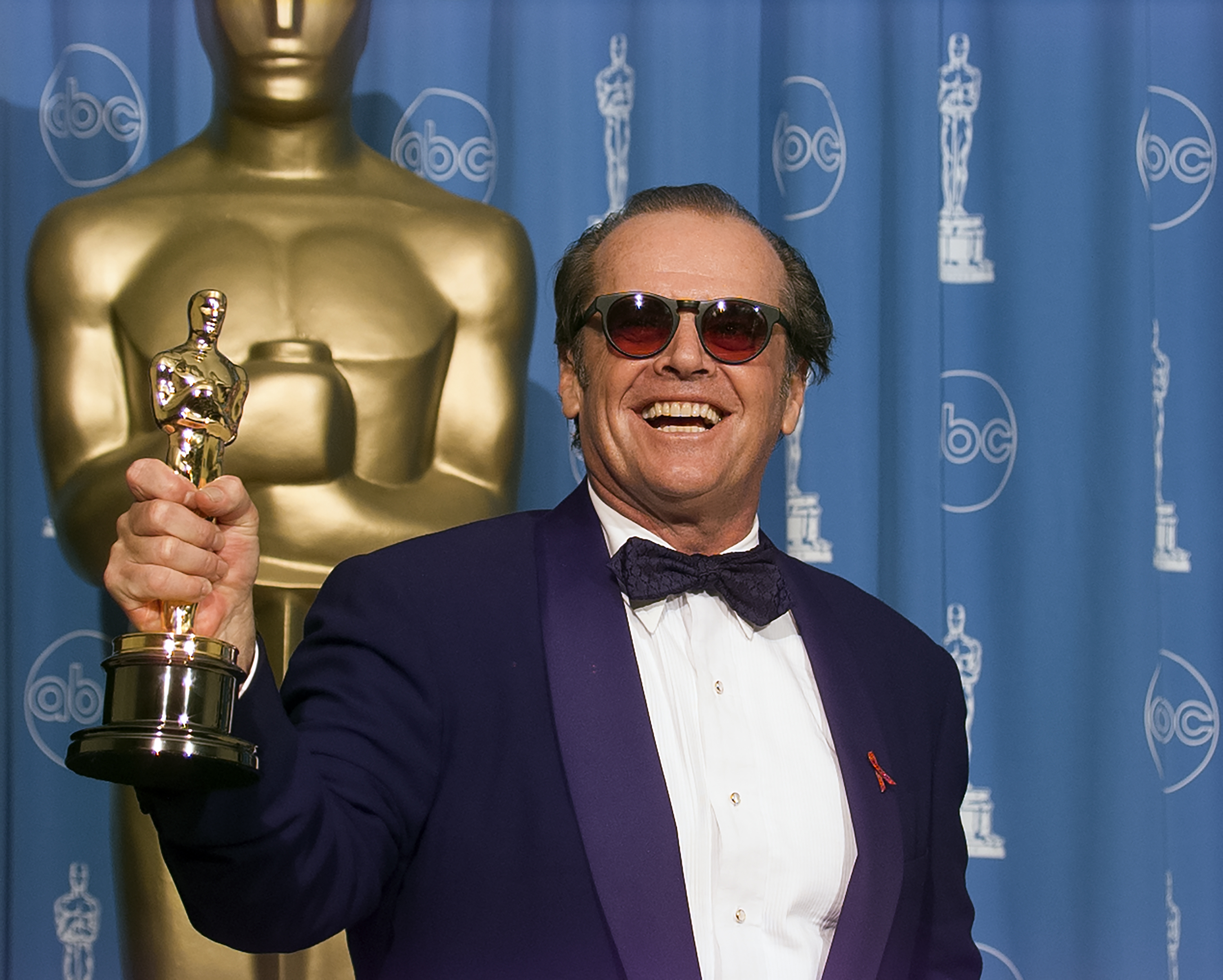 Jack Nicholson backstage at Academy Awards on March 23, 1998, in Los Angeles, California. | Source: Getty Images