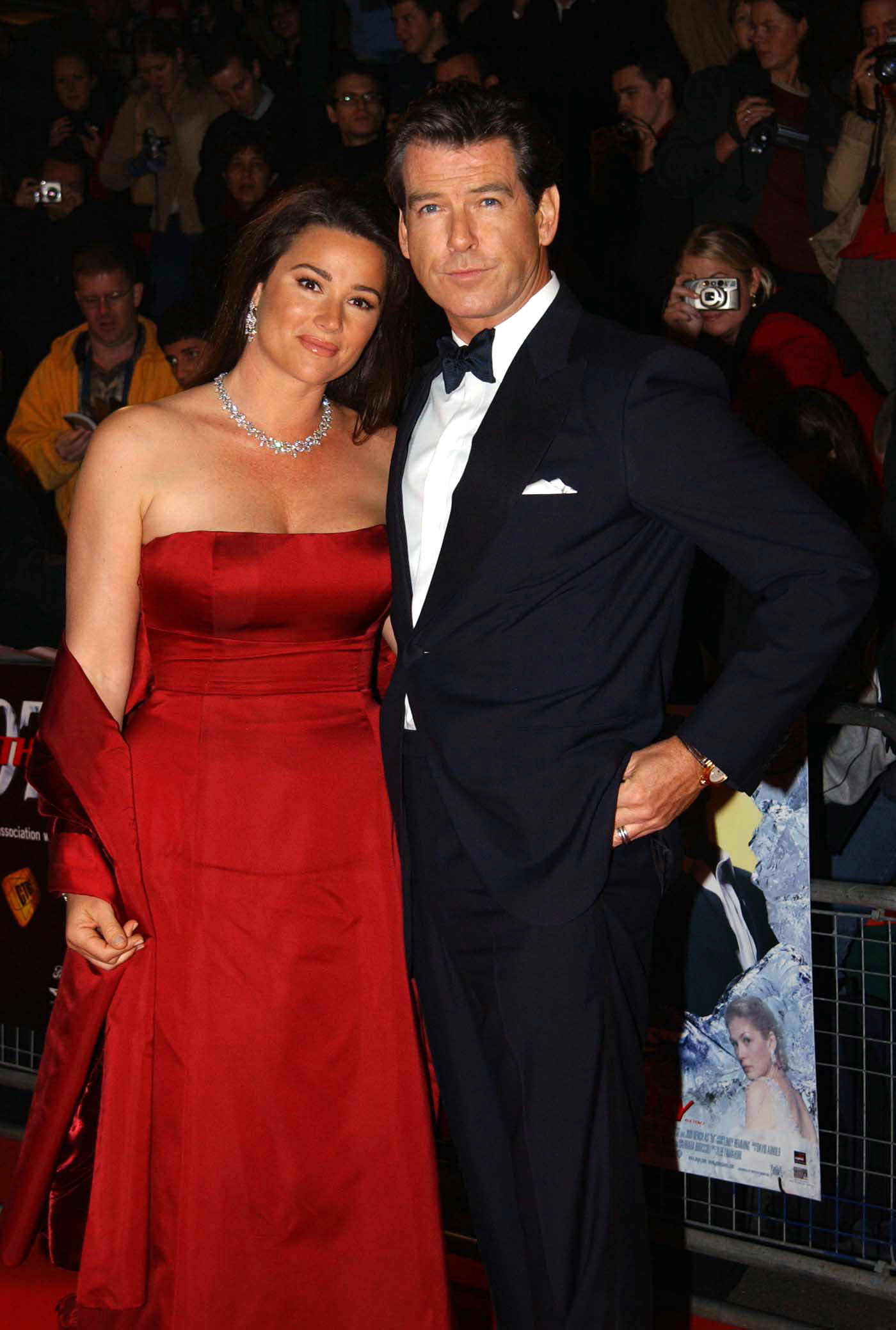 Keely Shaye-Smith and Pierce Brosnan arrive for world premiere of "Die Another Day," 2002 | Source: Getty Images