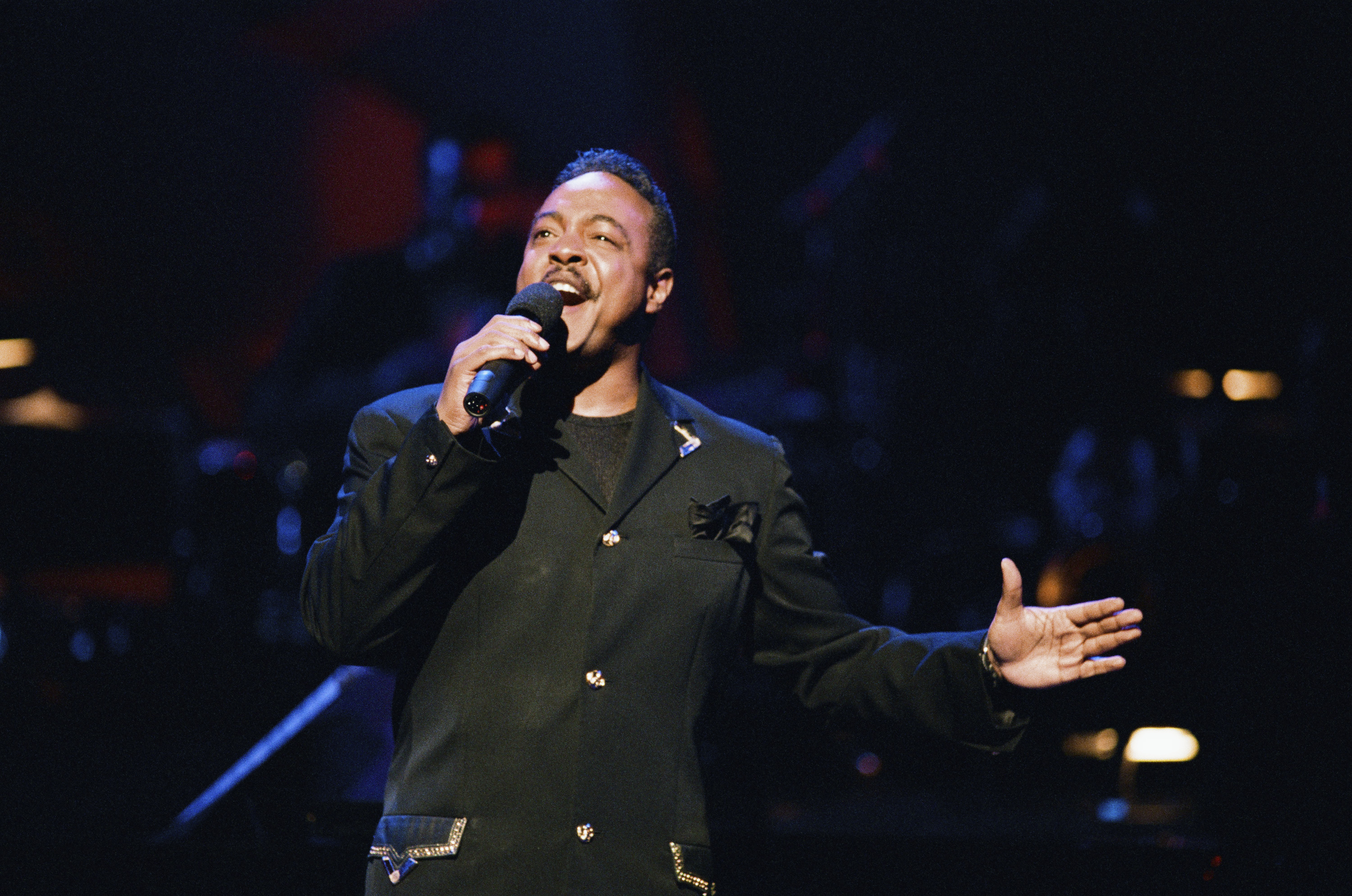 Peabo Bryson performs during Met Life Presents the Apollo Theatre Hall of Fame on June 1, 1994  | Source: Getty Images