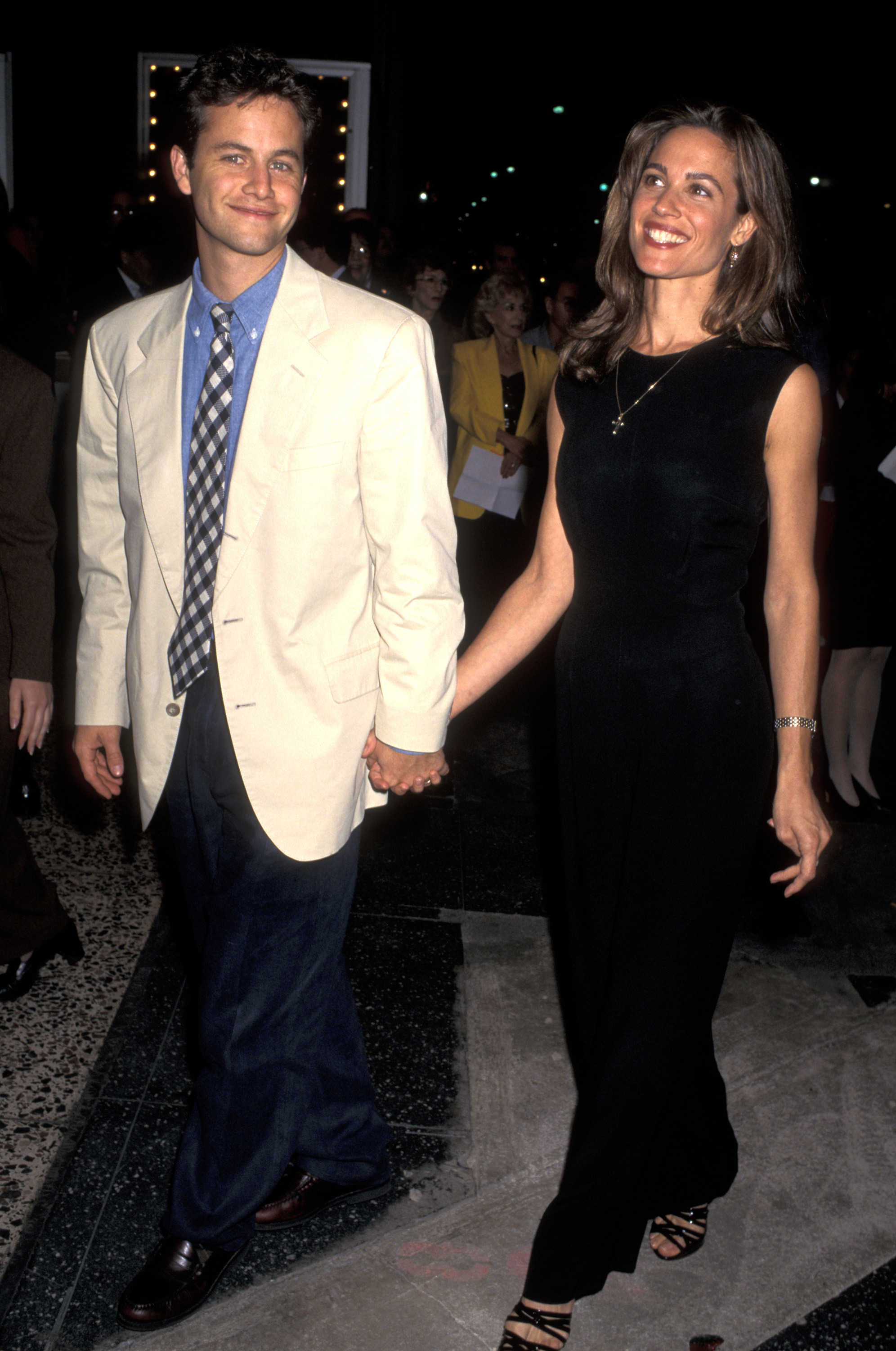 Kirk Cameron and Chelsea Noble arrive at A Concert of Hope Benefit on October 16, 1995 | Source: Getty Images