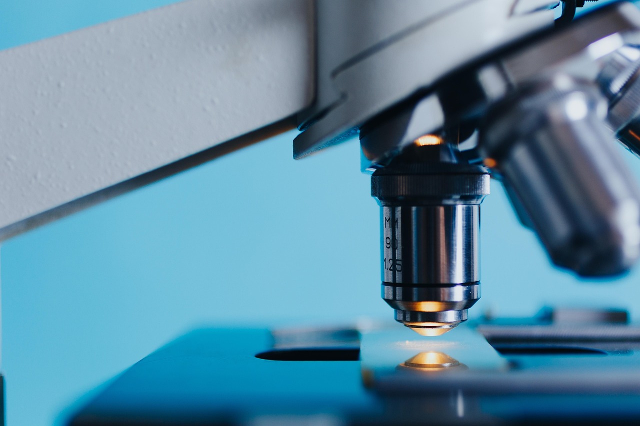 The lens of a microscope | Source: Pixabay