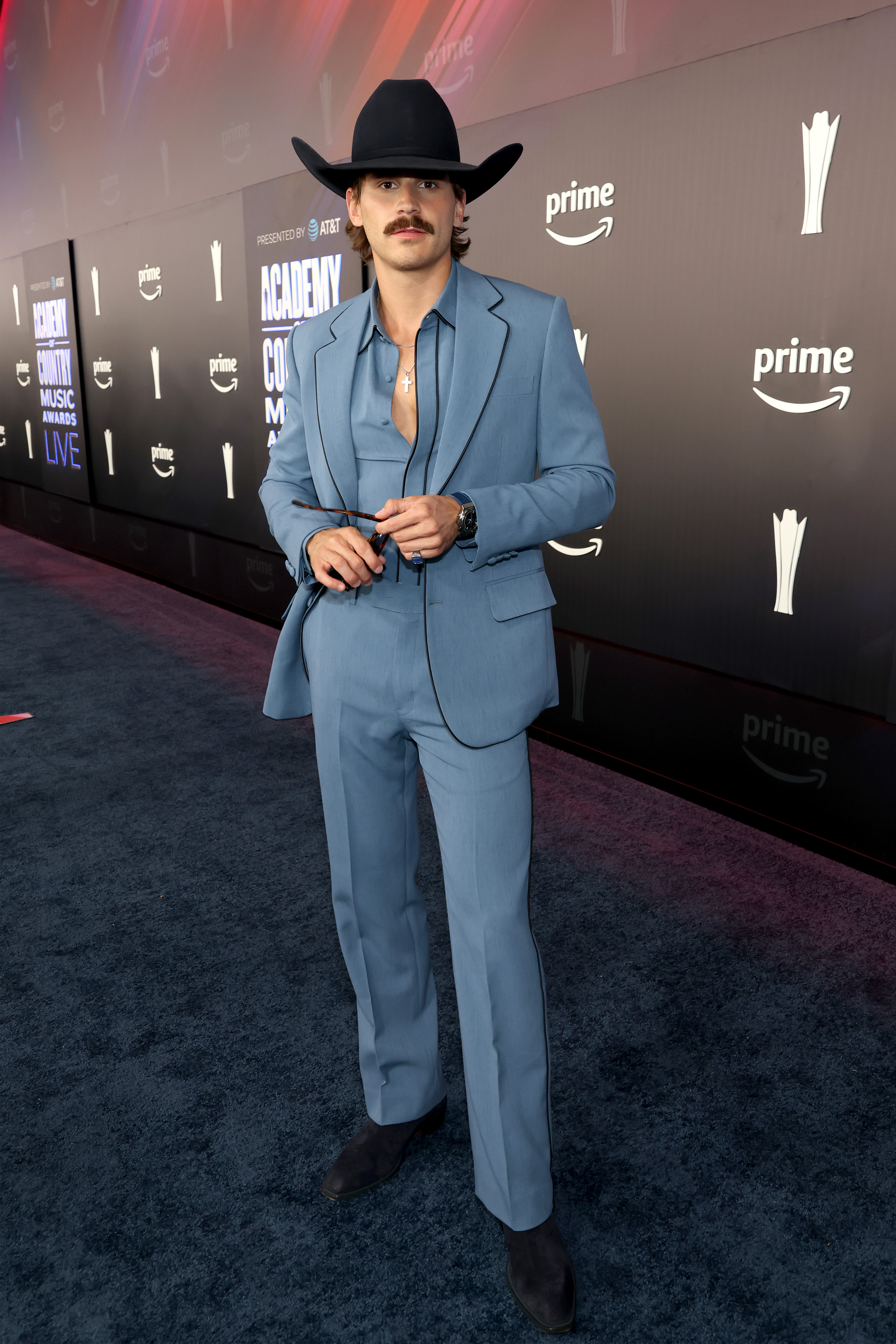 Tucker Wetmore steps onto the ACM Awards carpet in a powder-blue suit and black cowboy hat on May 17, 2026 | Source: Getty Images