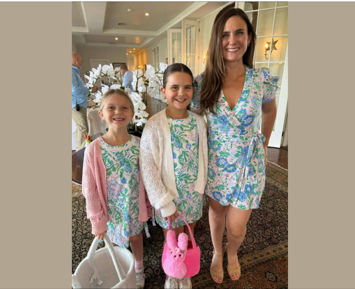 Melanie Hyer and her daughters, Savannah and Sienna Whiten, smile together in an undated family photograph shared by a friend. | Source: Facebook/Todd Leoni