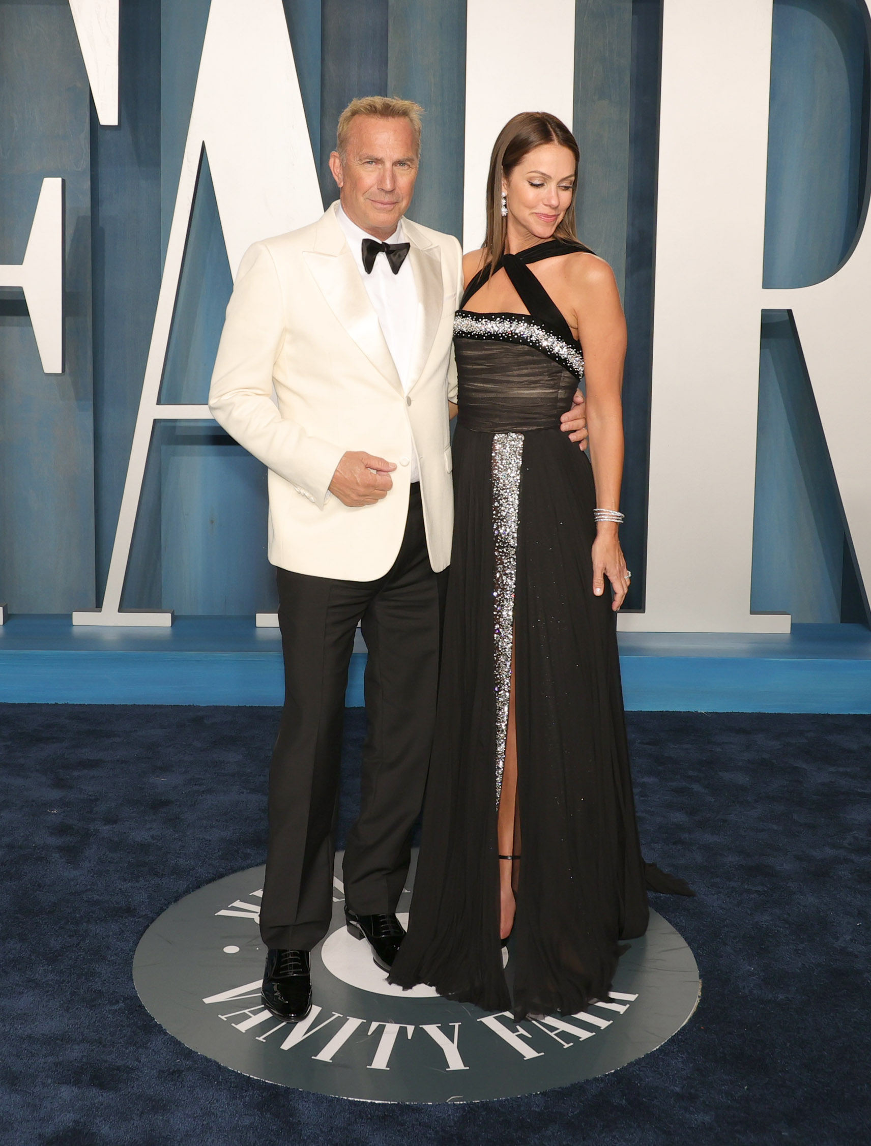 Kevin Costner and Christine Baumgartner made one of their final public appearances as a couple when they posed together at the Vanity Fair Oscar Party in Beverly Hills, California, on March 27, 2022. The elegant appearance came little more than a year before their marriage unraveled, setting the stage for a divorce that would dominate headlines for months.