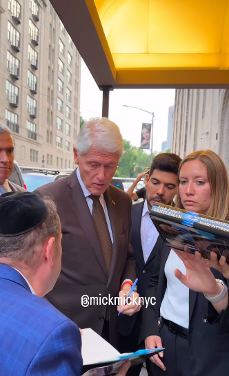 Former U.S. President Bill Clinton signing books for admirers. | Source: Instagram/mickmicknyc