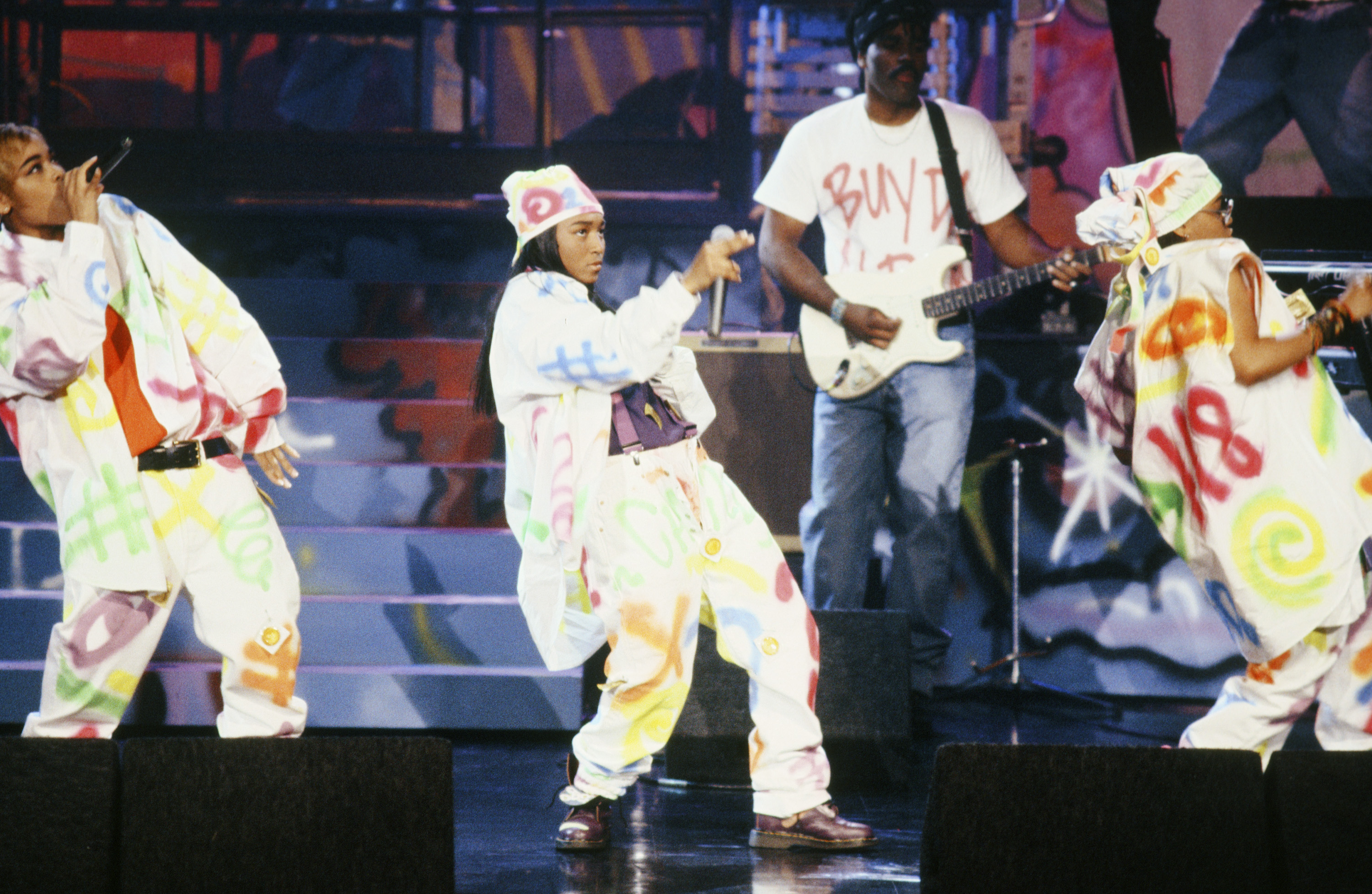 The icon performs with her fellow band members on "The Tonight Show with Jay Leno" on November 23, 1992 | Source: Getty Images
