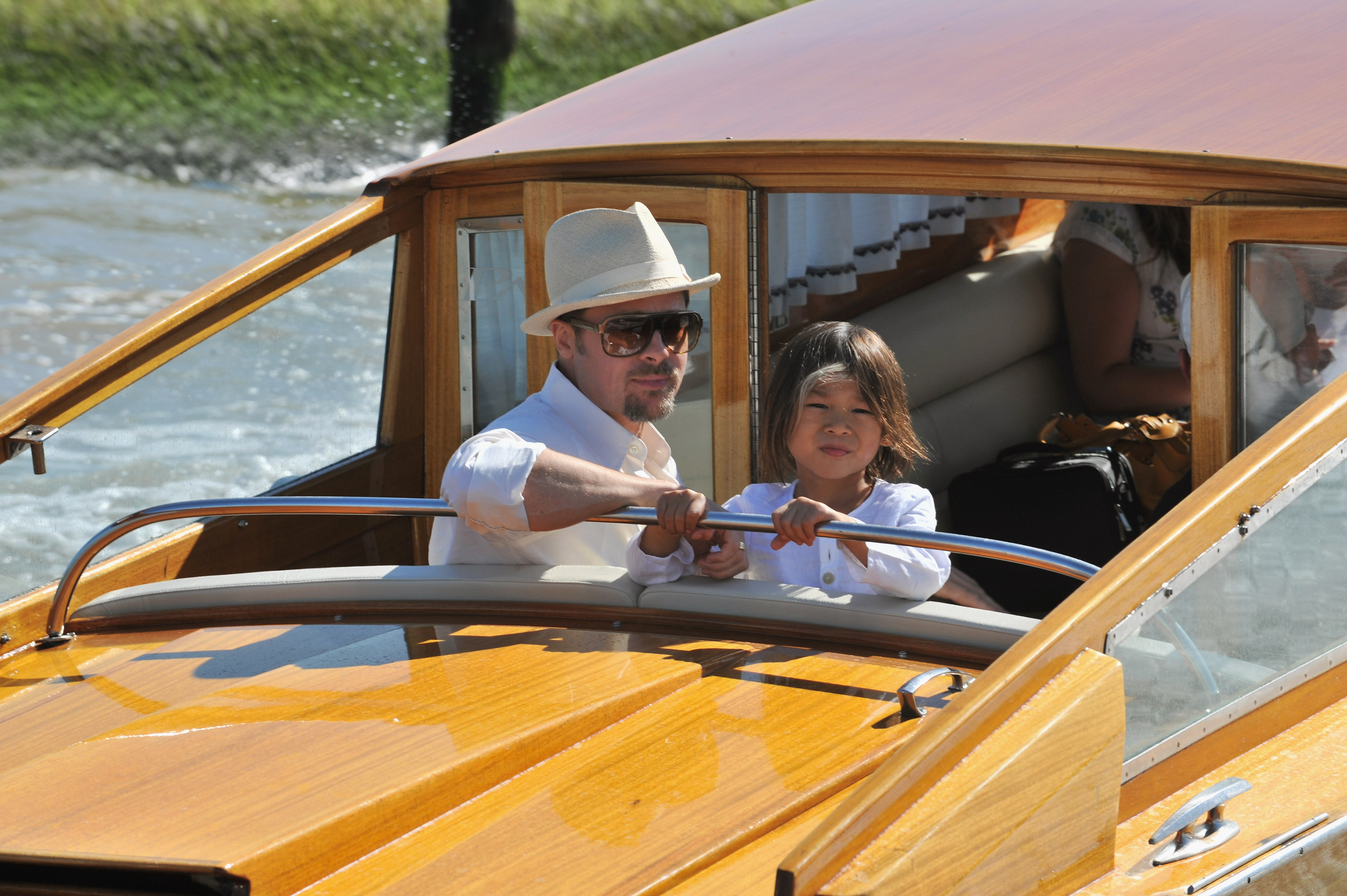 Brad Pitt and Pax Jolie-Pitt take a water boat from Marco Polo Airport in Venice on August 26, 2008 | Source: Getty Images