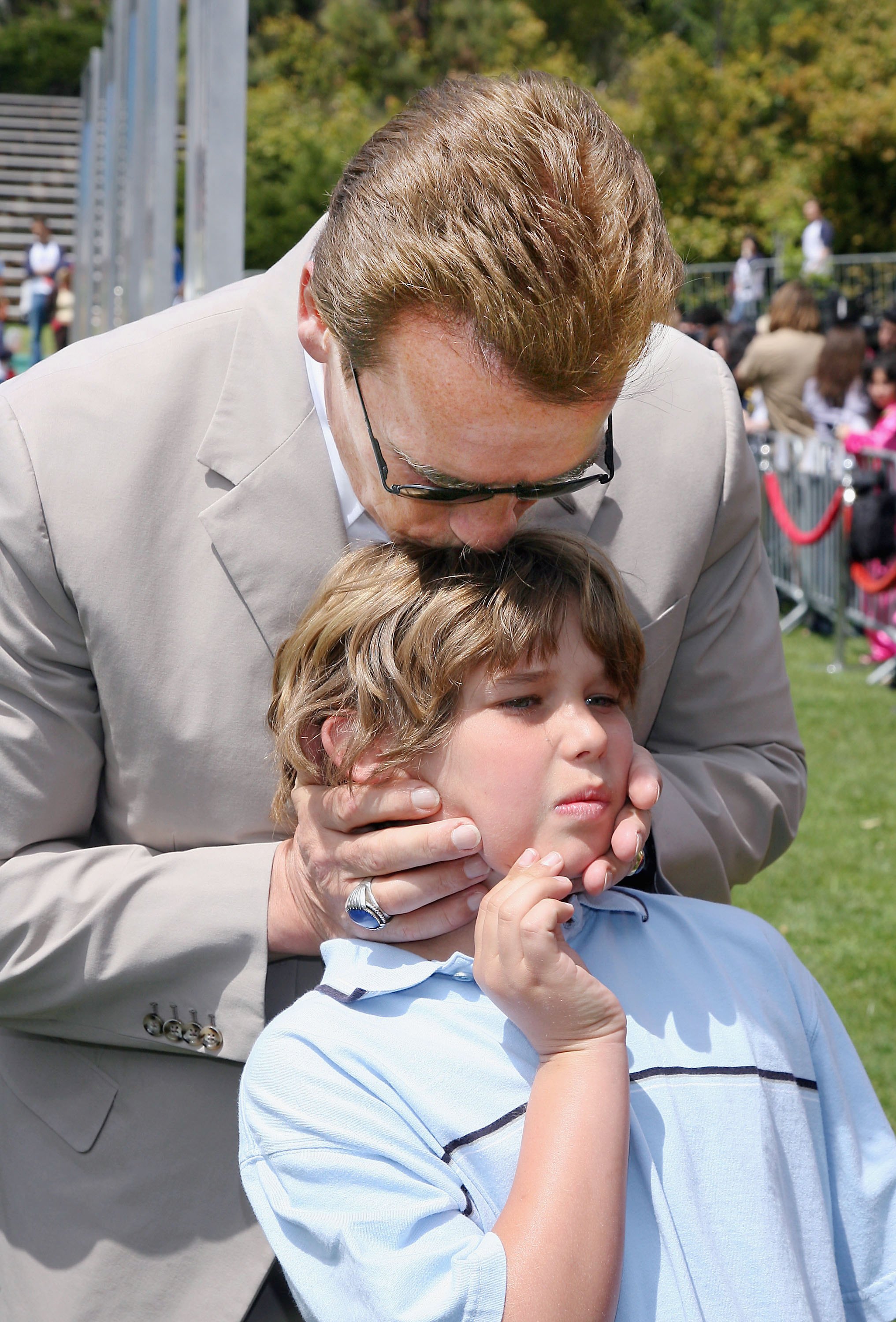 Govenor Arnold Schwarzenegger and Christopher at a pre-premiere softball game with "The Benchwarmers" on April 2, 2006, in Los Angeles, California | Source: Getty Images