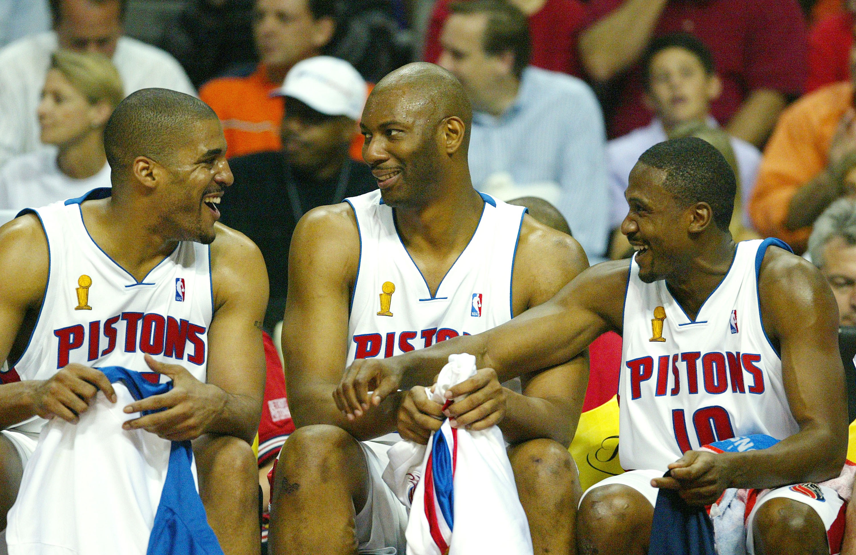 Elden Campbell shares a laugh with Detroit Pistons teammates Corliss Williamson and Lindsey Hunter during Game 3 of the NBA Finals in Auburn Hills on June 10, 2004 | Source: Getty Images