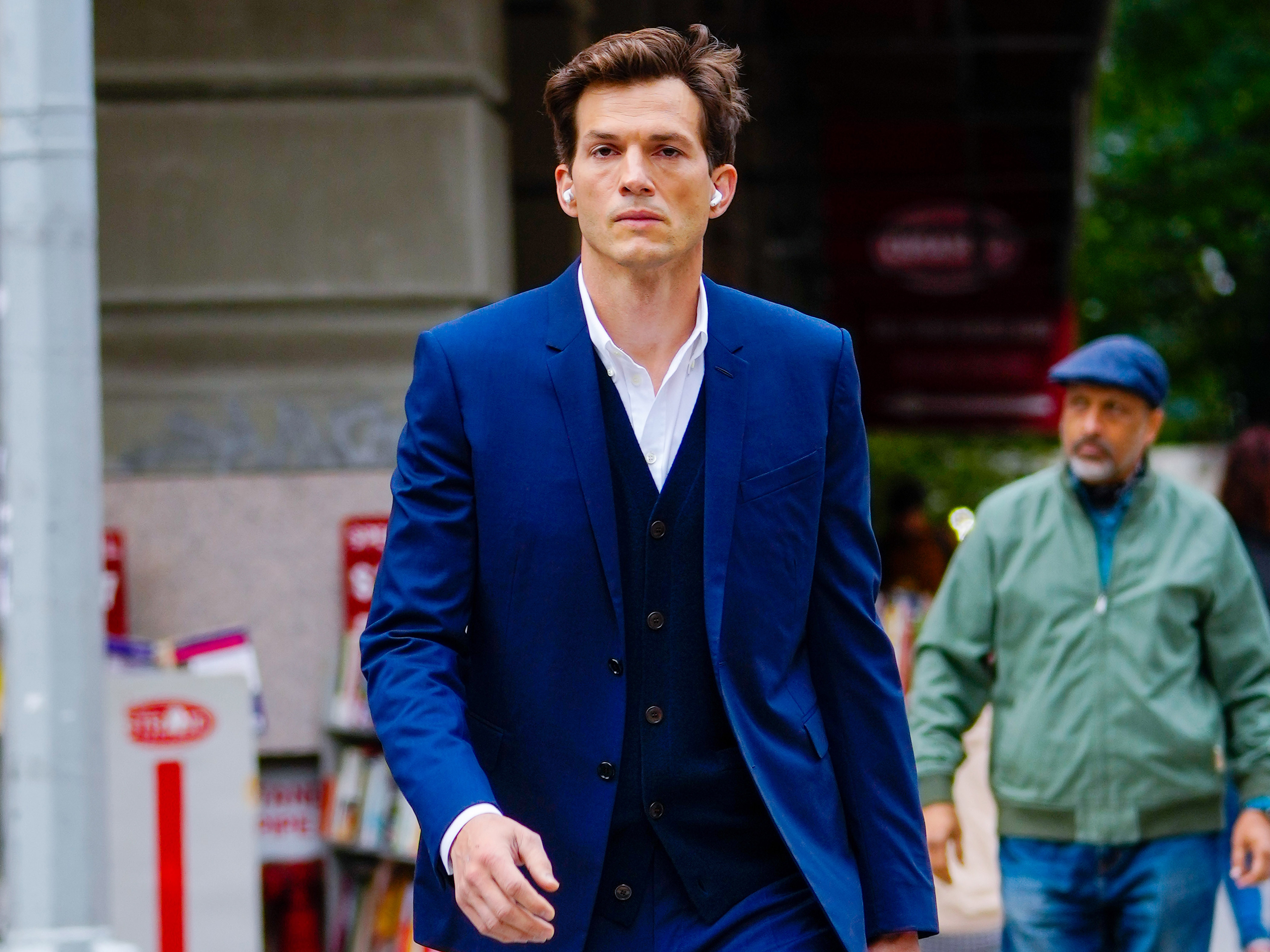 Ashton Kutcher on location for "Your Place or Mine" in New York on October 5, 2021. | Source: Getty Images