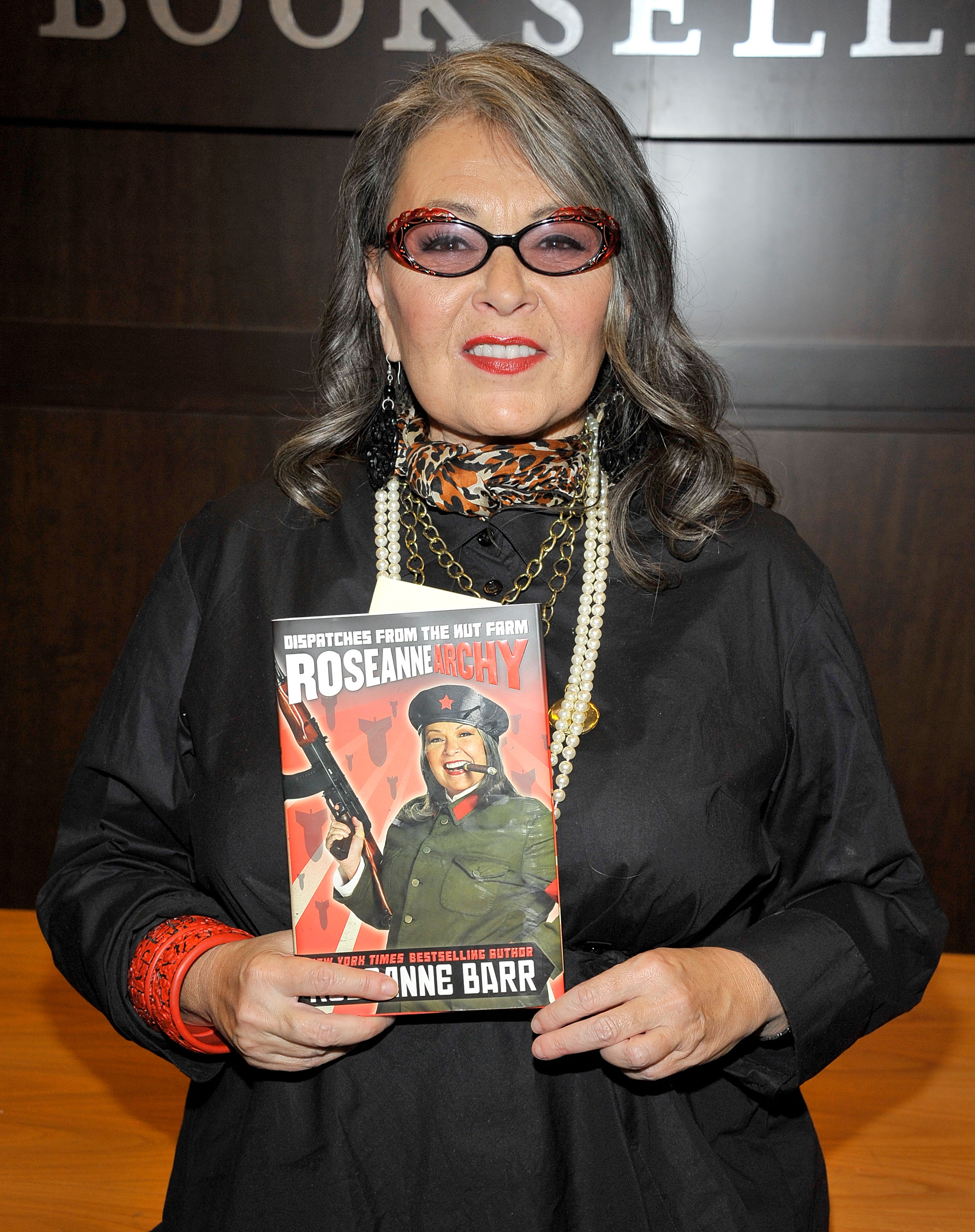 With silver streaks beginning to frame her face, Roseanne embraced a more natural color palette while promoting her work, marking another chapter in her evolving appearance.