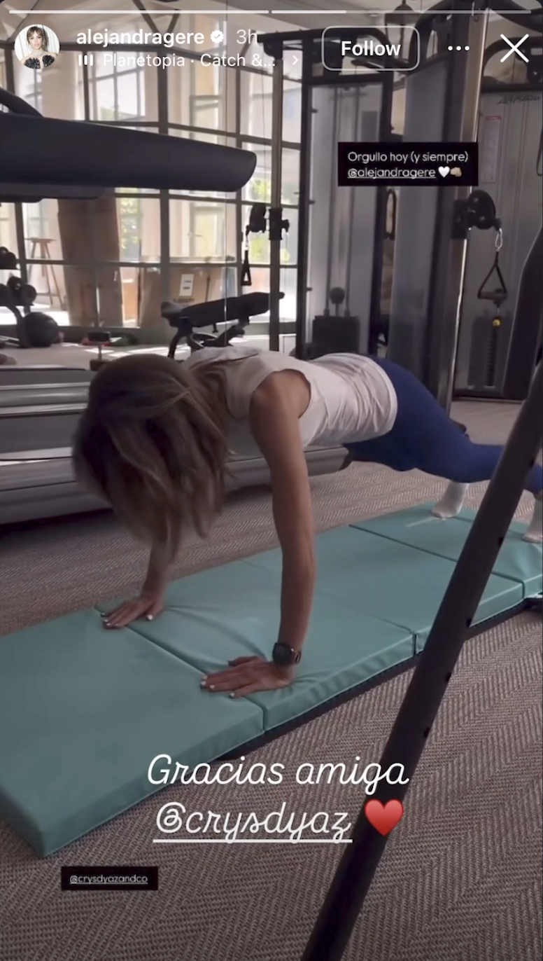 Silva completes a floor workout in the family's gym, where large windows fill the space with natural light and overlook the surrounding grounds. | Source: Instagram/alejandragere