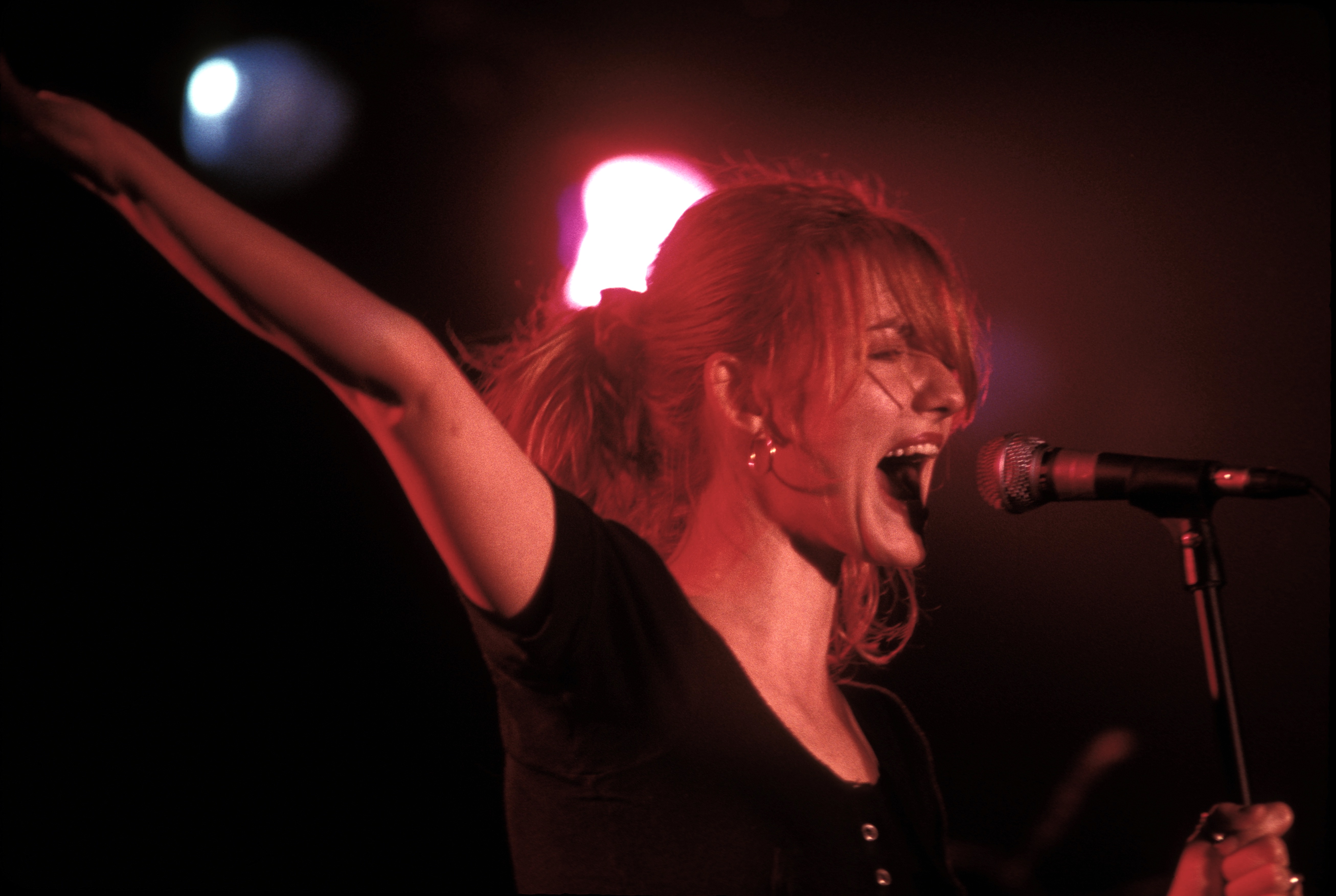 Jordan performs onstage in New Britain, Connecticut, in 1994. By that point, her work had expanded beyond her own recordings to collaborations and tours with major rock artists. | Source: Getty Images