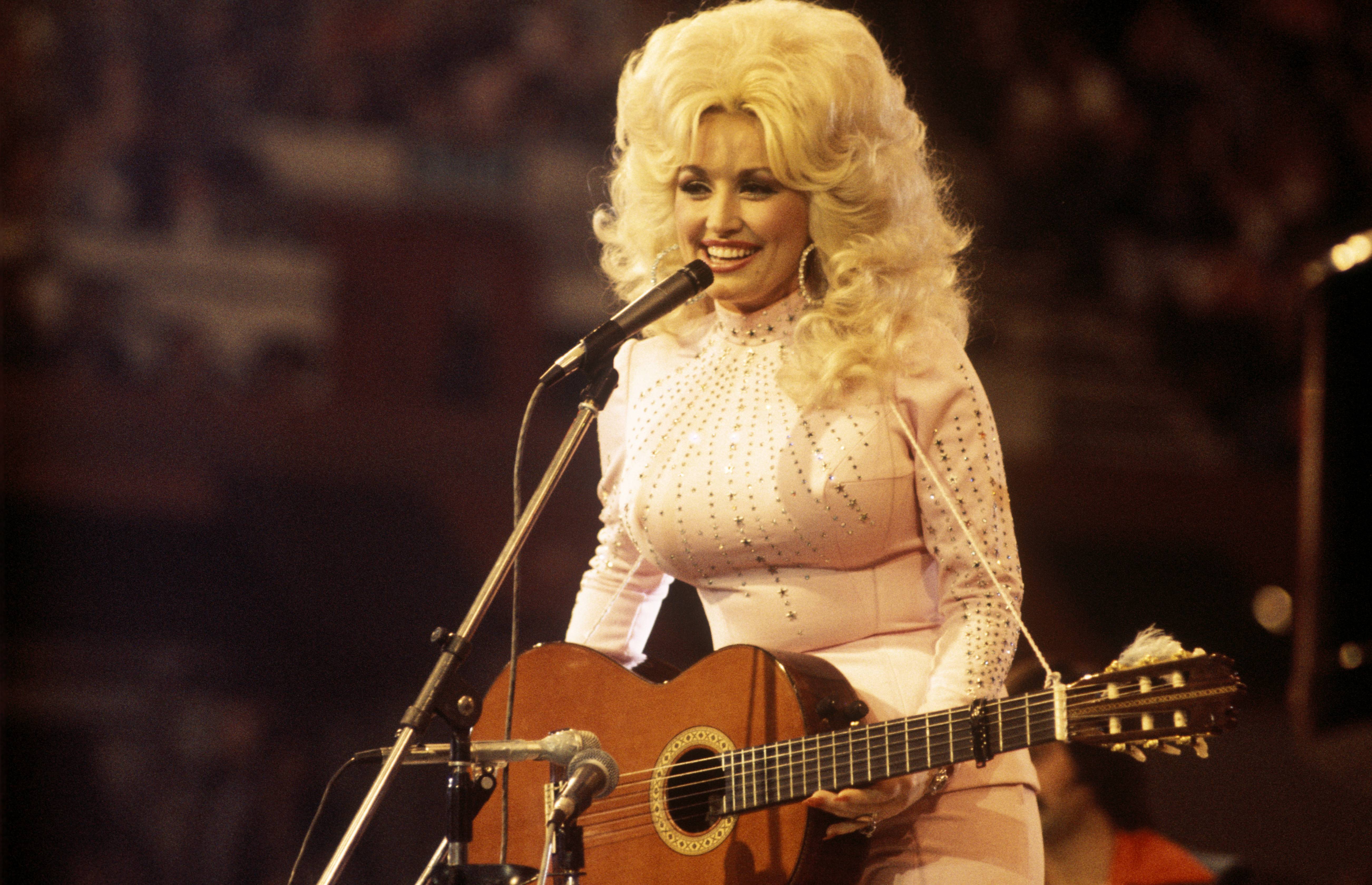 Dolly Parton performs onstage in 1976, during the early years of the remarkable career that would go on to span nearly six decades. | Source: Getty Images