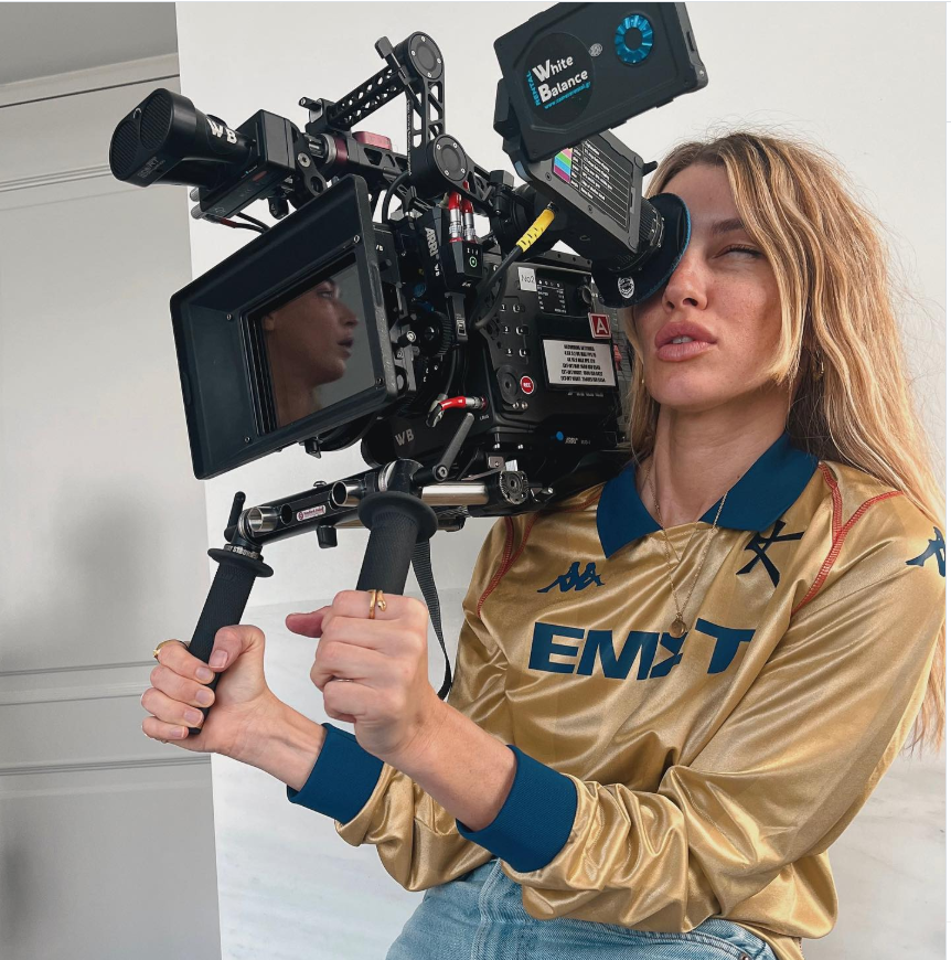 Janell Shirtcliff is at work. | Source: Instagram/janellshirtcliff