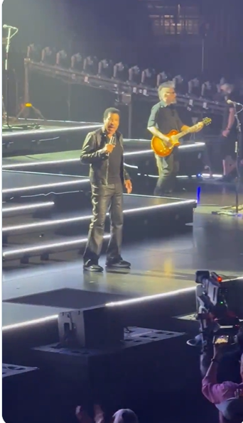 Lionel Richie performs at Grand Casino Arena in St. Paul, Minnesota, during opening night of the Sing A Song All Night Long Tour with Earth, Wind & Fire. Fans later said they noticed the singer appeared different from his usual energetic self as the show progressed. | Source: X/Jon Bream