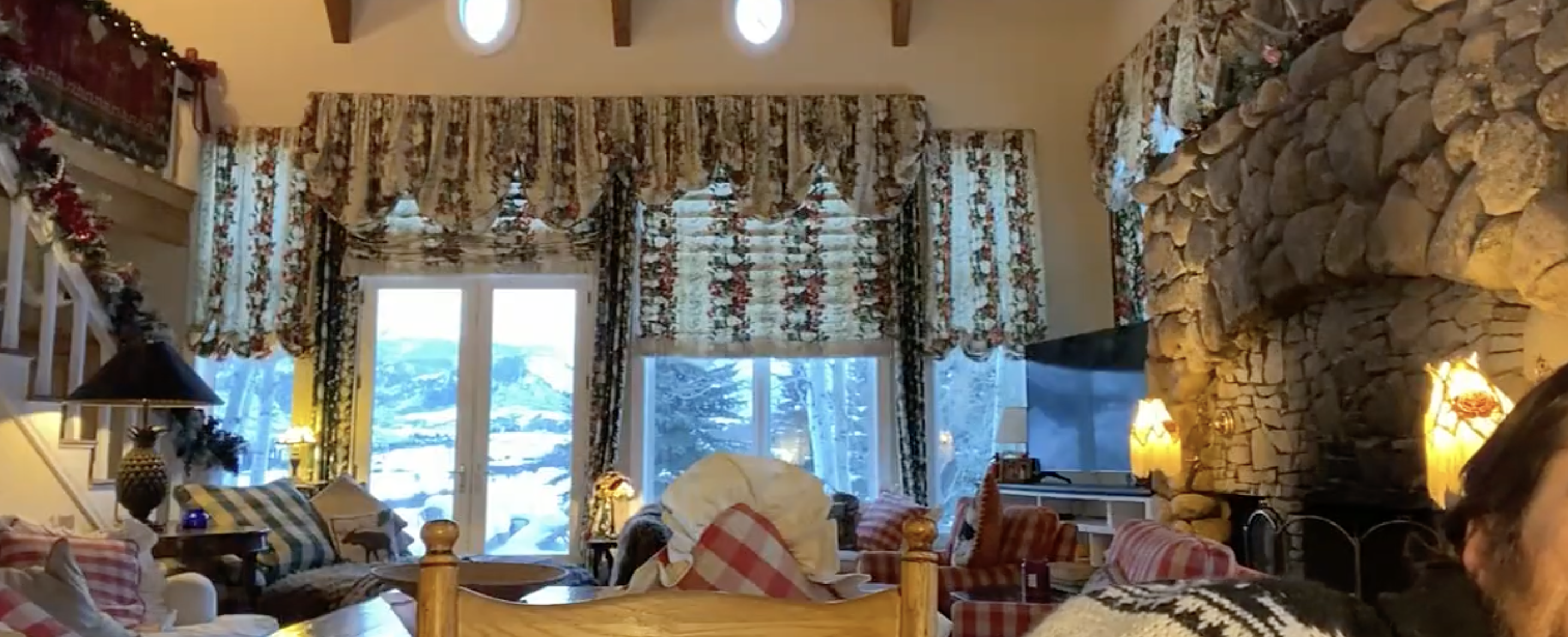 Oliver had personally lived at the Colorado property for 2 years beginning in 1985, meaning he remembered many of its now-vintage details from when they were still relatively new. | Source: YouTube/Live with Kelly and Ryan