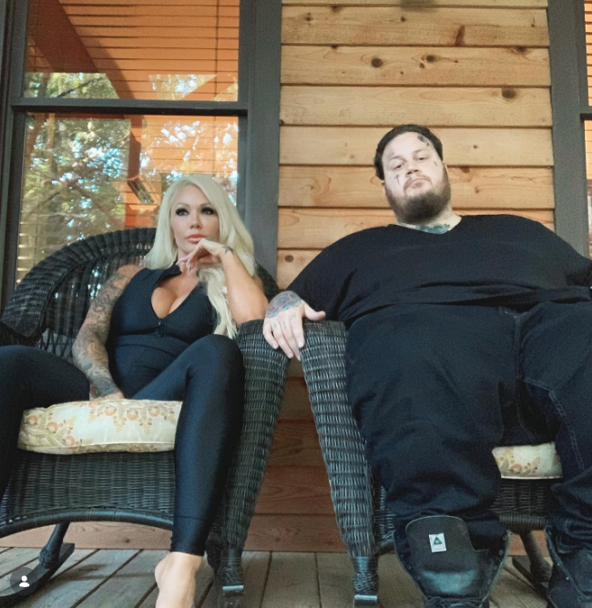 Even though infidelity threatened their bond, they worked hard on keeping their relationship together. In this photo, they posed on porch furniture on August 16, 2019. | Source: Instagram/xomgitsbunnie