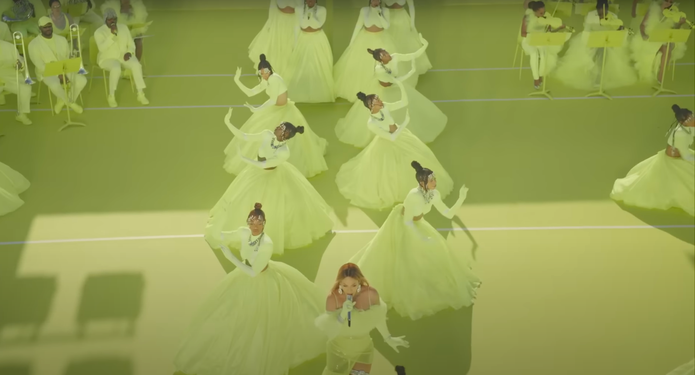 Beyoncé performing "Be Alive" with backup dancers and a band during the 94th Academy Awards, posted on March 28, 2022. | Source: YouTube/Beyoncé