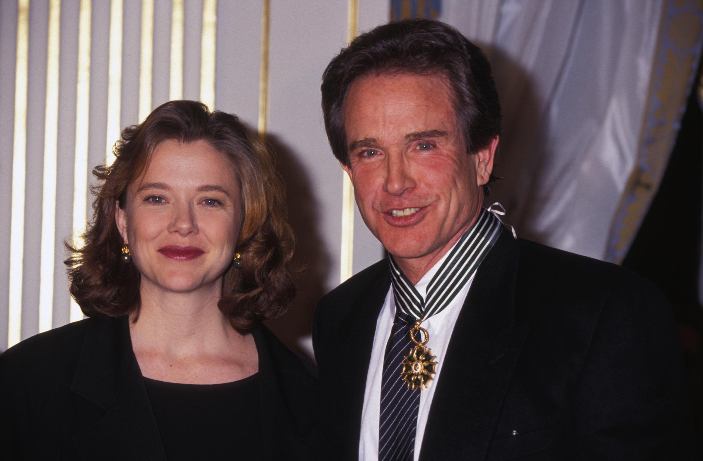 Warren Beatty receives the Medaille des Arts et Lettres with his wife Annette Bening in March 1992, in Paris, France | Source: Getty Images